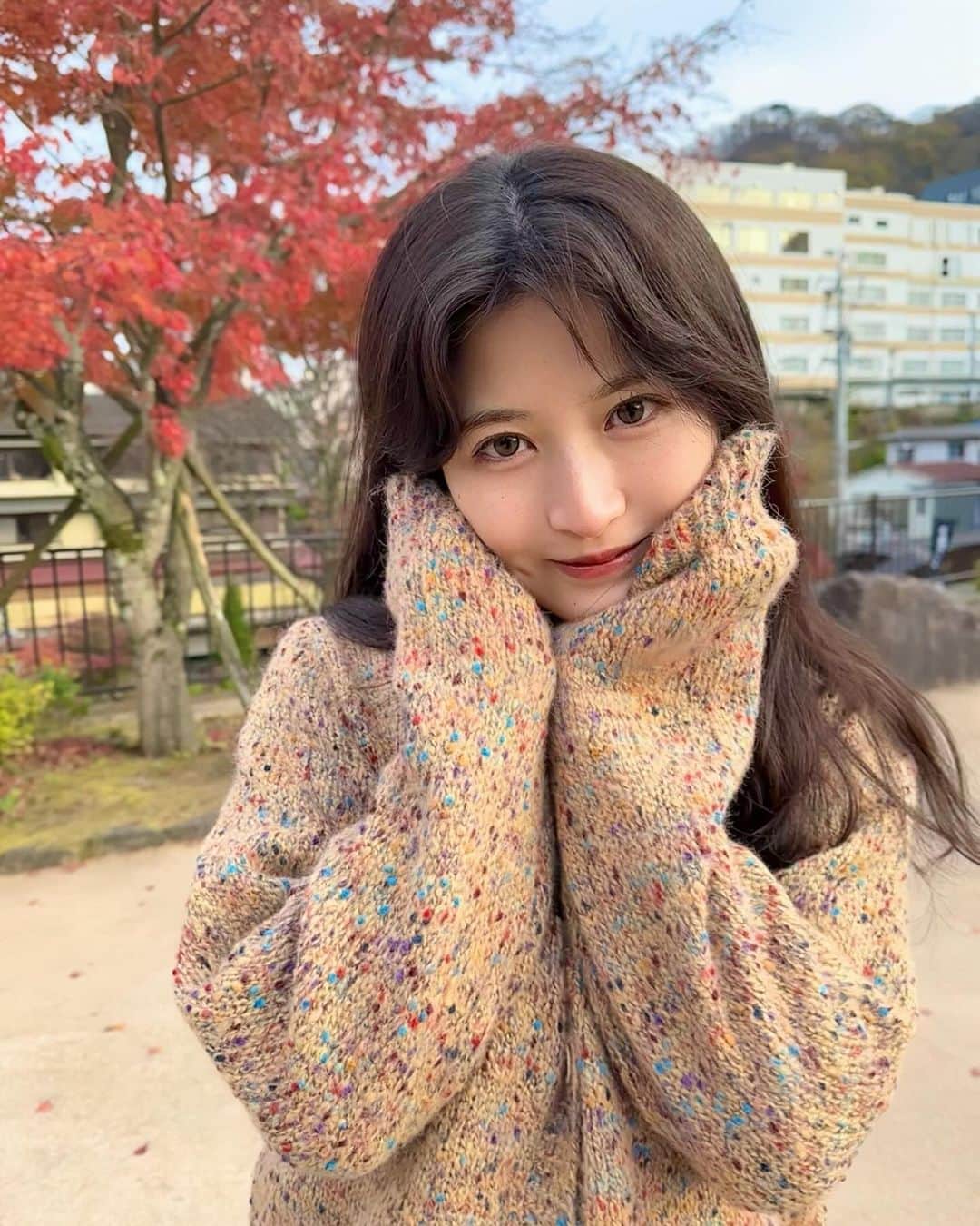 八田エミリのインスタグラム：「紅葉発見！ちょうど服も秋色でした☺️」