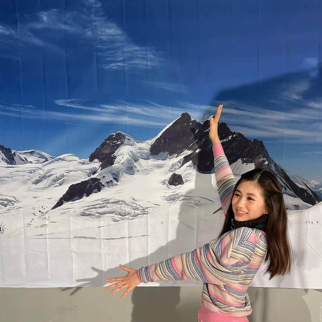 葉山さらのインスタグラム：「ViViオフショット🏔  #ViVi #発売中〜 #雪山？！ #オフショット #撮影の合間に #メイクもお洋服もぜーんぶカワイイ #ファッション誌 #モデル #葉山さら」