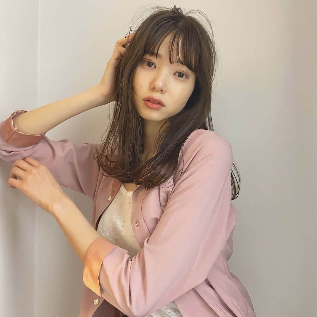 兼井遼のインスタグラム：「オリーブブラウン＊ 柔らかいヘアがすき＊  柔らかくほつれるヘア😌  ツヤのある 暗くても透明のある カラーならお任せください☺️  11月12月のご予約も まだまだお取りできます🙇🏻  ご質問などは コメントにてお問い合わせください！😌  #ケアカラー  #ヘアアレンジ  #ケアダブルカラー  #巻き方  #髪質改善カラー  #イルミナカラー  #ミルクティーベージュ #グレージュ  #ケアブリーチ  #ハイライトカラー  #ハイトーンカラー  #ブリーチ  #ダブルカラー   #インナーカラー  #オリーブアッシュ  #グラデーションカラー  #グレージュカラー  #ツヤトーン  #パーマ  #艶髪  #外国人風  #髪質改善トリートメント  #くびれヘア  #シースルーバング  #髪質改善  #ラベンダーグレージュ  #オリーブグレージュ  #トリートメント  #ヘアアクセサリー　#インナーハイライト」