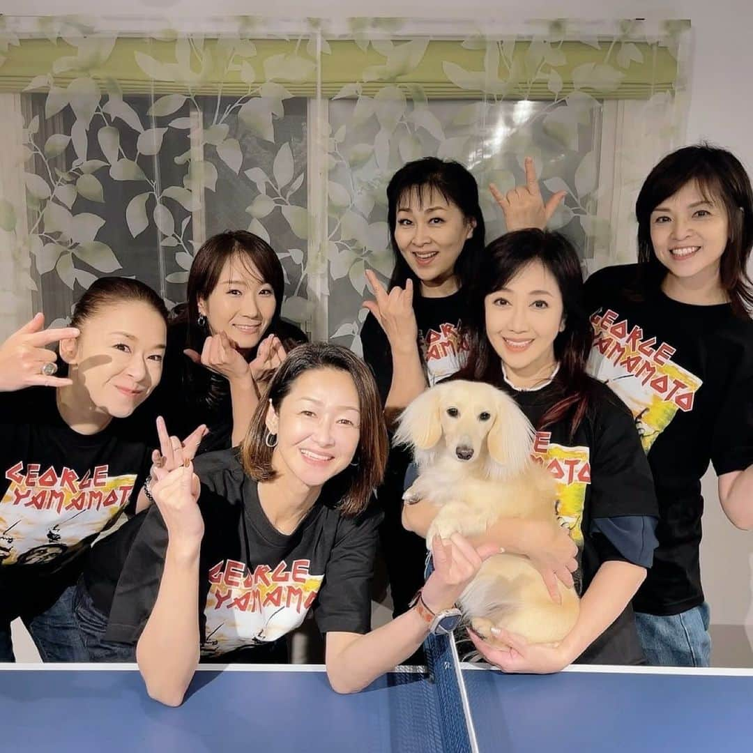 伍代夏子のインスタグラム：「昨日は山形から戻り卓球の練習に合流🏓 …と言っても、ワタクシは顔を出しただけ😅 山本譲二さんからいただいたTシャツを着て写真を撮りました🤳 その後のミーティングにはもちろん参加です🥂 いつもの洋食屋さんで… #美魔女艶歌卓球部  #ジョージヤマモトTシャツ #島津悦子 さん #石原詢子 さん #大石まどか さん #岩本公水 さん #椎名佐千子 さん #伍代夏子 #りくも一緒」