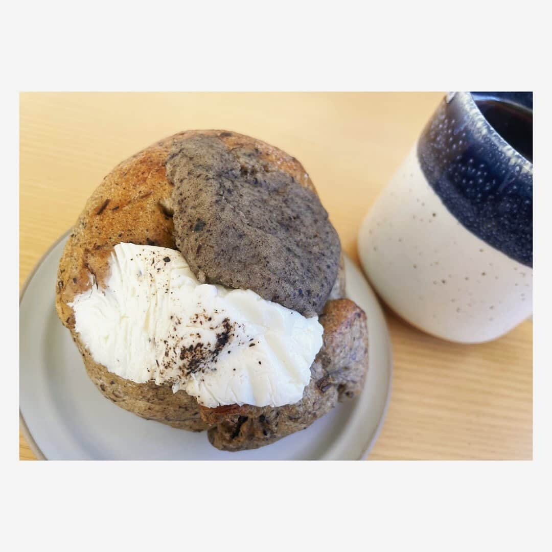 小川麻琴さんのインスタグラム写真 - (小川麻琴Instagram)「@fujibagel さんの焙じ茶あんクリームチーズベーグル🥯  長崎県産の最上級ほうじ茶を使用しているから香りが凄く良いし、お茶っ葉も入ってるから食感まで楽しめる生地🥹  その生地のなかに甘さ控えめの白餡とこだわりのほうじ茶餡、そしてクリームチーズが豪快に巻き込んであるすごく贅沢なベーグルでした❤️  大好きな和スイーツ系のベーグルで、心もお腹も満たされたぁ🥰🥰🥰  #フジベーグル #ほうじ茶 #クリームチーズ #ベーグル #まことパン #まことベーグル #パンスタグラム」11月25日 12時55分 - 1029_makoto