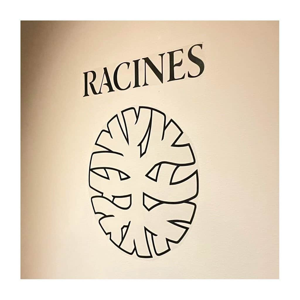 稲沢朋子さんのインスタグラム写真 - (稲沢朋子Instagram)「RACINE  @racines_azabudai  麻布台ヒルズタワー4階にOpenとの事でディナーに行ってきました RACINEは、表参道、恵比寿と伺わせてもらってて今日から麻布台ヒルズ店オープン✨  素材が確かなのはもちろんのこと〜お料理の数々どれも美味しくて✨ペロリ食べてしまった 胡麻のパスタは、もちもちの麺になんとも風味豊かな胡麻が食べる度に鼻に抜ける香りは、いままで食べた事のない味わいでした  開放的な店内は、海外のレストランに来た様な気分になれる居心地の良い空間で、みんなでゆっくりお喋りしながら楽しい時間を過ごせたよ  @racines_azabudai  ボアベスト　@haunt_daikanyama」11月25日 12時57分 - ina_tomo