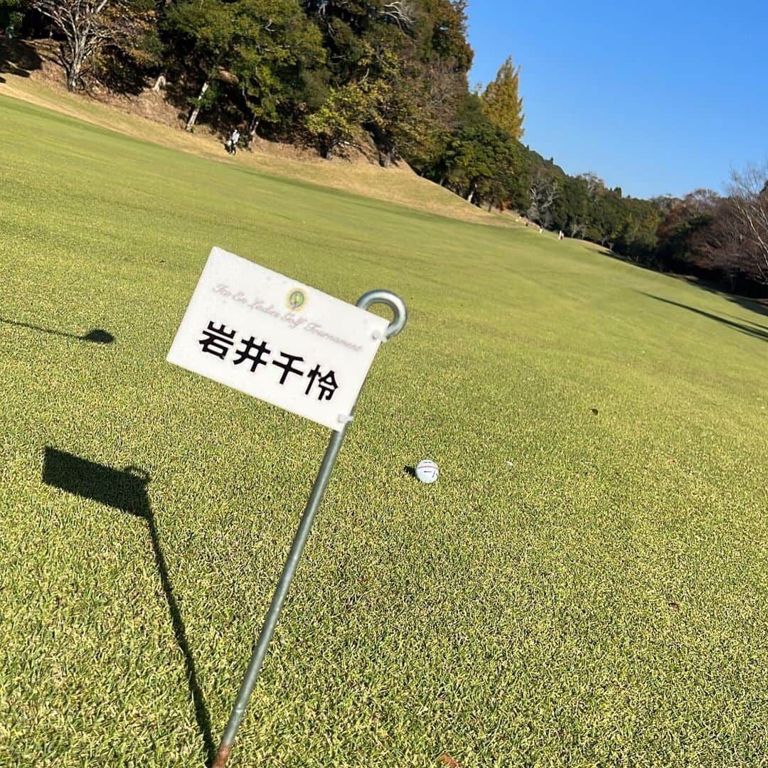 山内鈴蘭さんのインスタグラム写真 - (山内鈴蘭Instagram)「158ヤード 9Wでナイスオン🥺🌈🌈 久しぶりのプライベートゴルフは41.40の81でした♡♡♡  アマチュアの試合以来の #グレートアイランド倶楽部 💕 伊藤園レディースが行われてたから、選手のドライバー飛距離とか旗が立ってて楽しかった😍  コースも最高、キャディさんも素敵、ホスピタリティ高い🌸  この日パーオン率が50%以上あったのに、 ロングパットが全然寄らず3パットの嵐😭💦  悔しいの連続だけど、 パーオン率が上がってロングパットの回数が増えた事は成長の証😆❤️  まずはどんなに長くても、 バーディーパットが打てるレベルに上がった！ と前向きに前向きに🥰🥰🥰  #ゴルフ #ゴルフ動画 #スイング動画 #ゴルフ女子 #千葉県ゴルフ場 #ゴルフ場の景色 #ゴルフウェア #ゴルフウェアコーデ #ゴルフ女子コーデ #ゴルフスコア #フェアウェイウッド #キャロウェイ #callaway #パラダイムシフト #PARADYM #ゴルフコーデ #gorurun」11月25日 12時57分 - xxsuzuranxx