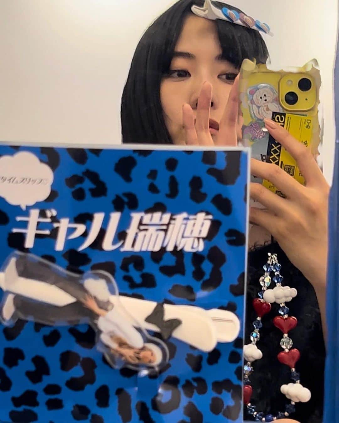 土生瑞穂さんのインスタグラム写真 - (土生瑞穂Instagram)「⭐️オリジナル卒業記念考案グッズ4品⭐️  #はぶらしいはぶらし 　 歯をモチーフした様々なイラストを描かせて頂きました 歯磨き粉もしっかり入るサイズになっていて 持ち運びにもぴったりです。歯ブラシ2本ついてます🪥  #土生語録湯呑み  これまでに誕生した土生語録を丸一周引き詰めた湯呑み 中には感謝の桜のワンポイントが付いています👁️💖  #HabuOriginalHanger  袋には特製の手作りバーコード風シールをつけました 慎重に剥がしてもらえればシールにも 滑りづらくて実物、凄く可愛くてお気に入りです👕✨  #ギャル瑞穂ヘアクリップ  髪の毛の他にカバンや袋など色々なところに付けられるので 色々な場所につけていただけたら嬉しいです🙆🏻‍♀️♪  発売中！イラスト、パッケージ、色合い、サイズ感 全てに携わらせていただいたオリジナルの4品です 心を込めて作ったグッズ。是非チェックして下さいね」11月25日 13時04分 - habuchaan