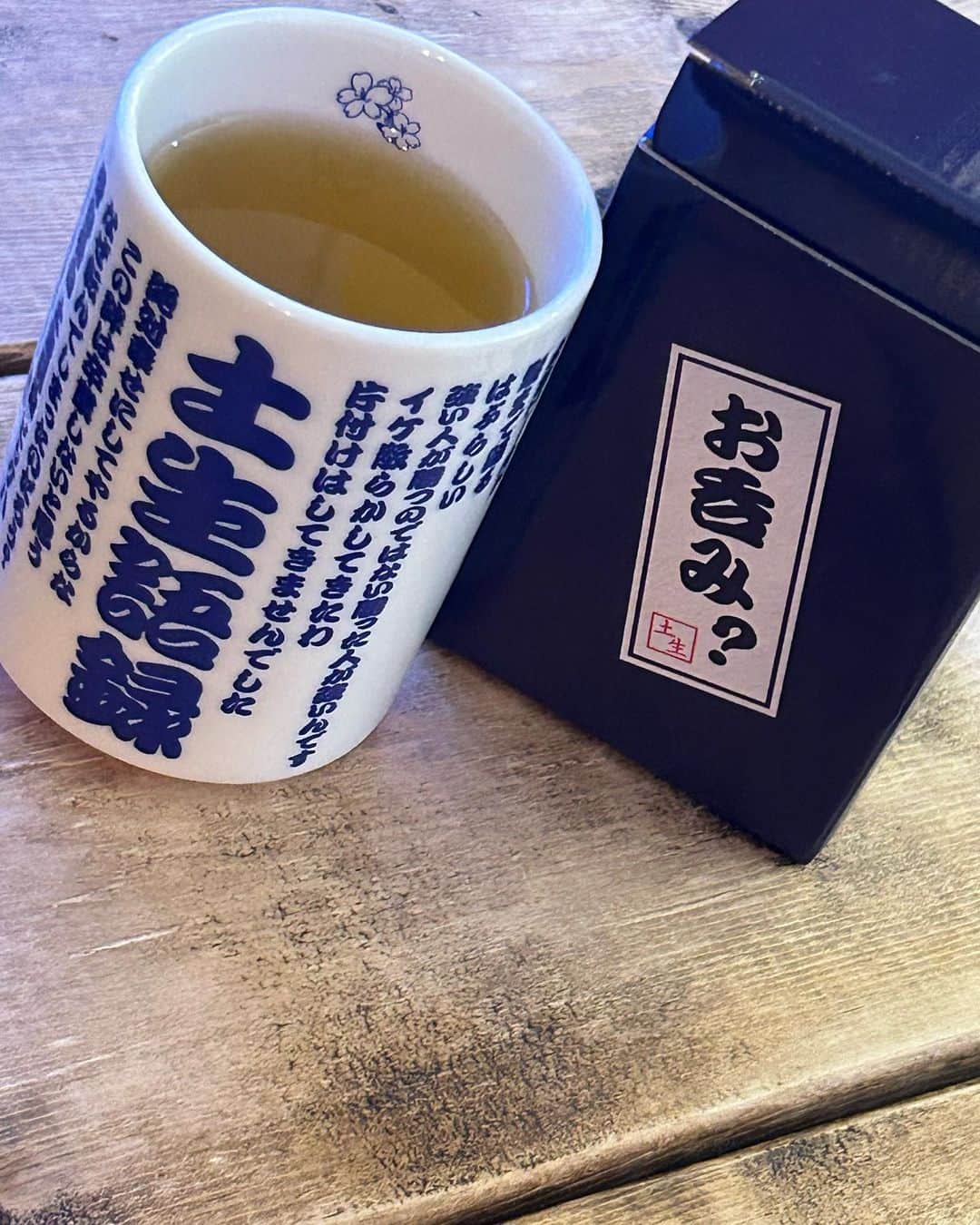 土生瑞穂さんのインスタグラム写真 - (土生瑞穂Instagram)「⭐️オリジナル卒業記念考案グッズ4品⭐️  #はぶらしいはぶらし 　 歯をモチーフした様々なイラストを描かせて頂きました 歯磨き粉もしっかり入るサイズになっていて 持ち運びにもぴったりです。歯ブラシ2本ついてます🪥  #土生語録湯呑み  これまでに誕生した土生語録を丸一周引き詰めた湯呑み 中には感謝の桜のワンポイントが付いています👁️💖  #HabuOriginalHanger  袋には特製の手作りバーコード風シールをつけました 慎重に剥がしてもらえればシールにも 滑りづらくて実物、凄く可愛くてお気に入りです👕✨  #ギャル瑞穂ヘアクリップ  髪の毛の他にカバンや袋など色々なところに付けられるので 色々な場所につけていただけたら嬉しいです🙆🏻‍♀️♪  発売中！イラスト、パッケージ、色合い、サイズ感 全てに携わらせていただいたオリジナルの4品です 心を込めて作ったグッズ。是非チェックして下さいね」11月25日 13時04分 - habuchaan