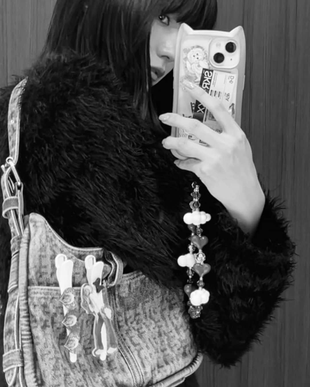 土生瑞穂さんのインスタグラム写真 - (土生瑞穂Instagram)「⭐️オリジナル卒業記念考案グッズ4品⭐️  #はぶらしいはぶらし 　 歯をモチーフした様々なイラストを描かせて頂きました 歯磨き粉もしっかり入るサイズになっていて 持ち運びにもぴったりです。歯ブラシ2本ついてます🪥  #土生語録湯呑み  これまでに誕生した土生語録を丸一周引き詰めた湯呑み 中には感謝の桜のワンポイントが付いています👁️💖  #HabuOriginalHanger  袋には特製の手作りバーコード風シールをつけました 慎重に剥がしてもらえればシールにも 滑りづらくて実物、凄く可愛くてお気に入りです👕✨  #ギャル瑞穂ヘアクリップ  髪の毛の他にカバンや袋など色々なところに付けられるので 色々な場所につけていただけたら嬉しいです🙆🏻‍♀️♪  発売中！イラスト、パッケージ、色合い、サイズ感 全てに携わらせていただいたオリジナルの4品です 心を込めて作ったグッズ。是非チェックして下さいね」11月25日 13時04分 - habuchaan