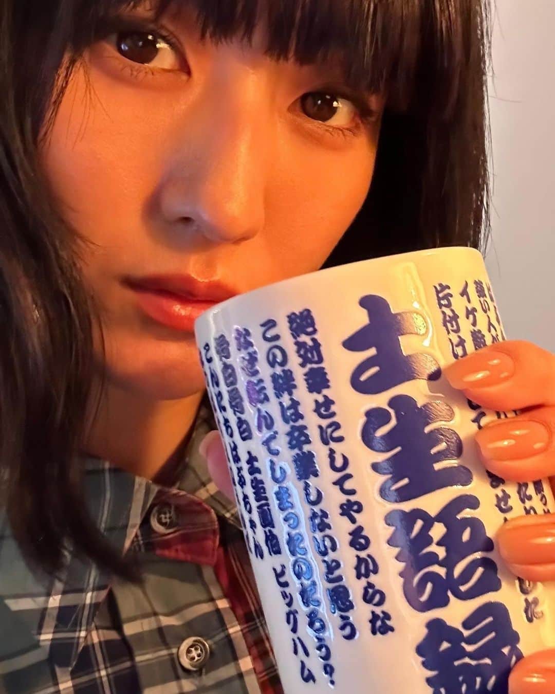 土生瑞穂さんのインスタグラム写真 - (土生瑞穂Instagram)「⭐️オリジナル卒業記念考案グッズ4品⭐️  #はぶらしいはぶらし 　 歯をモチーフした様々なイラストを描かせて頂きました 歯磨き粉もしっかり入るサイズになっていて 持ち運びにもぴったりです。歯ブラシ2本ついてます🪥  #土生語録湯呑み  これまでに誕生した土生語録を丸一周引き詰めた湯呑み 中には感謝の桜のワンポイントが付いています👁️💖  #HabuOriginalHanger  袋には特製の手作りバーコード風シールをつけました 慎重に剥がしてもらえればシールにも 滑りづらくて実物、凄く可愛くてお気に入りです👕✨  #ギャル瑞穂ヘアクリップ  髪の毛の他にカバンや袋など色々なところに付けられるので 色々な場所につけていただけたら嬉しいです🙆🏻‍♀️♪  発売中！イラスト、パッケージ、色合い、サイズ感 全てに携わらせていただいたオリジナルの4品です 心を込めて作ったグッズ。是非チェックして下さいね」11月25日 13時04分 - habuchaan