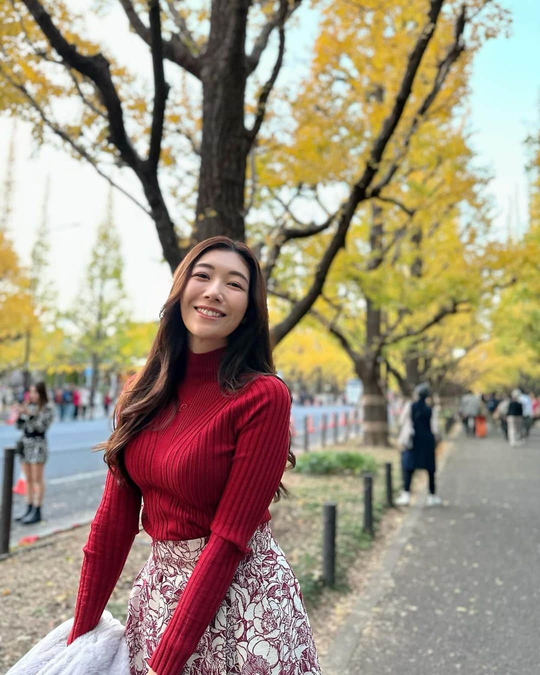 穂川果音のインスタグラム：「神宮の銀杏並木の黄葉の様子チェックをしに行ってきました🍁 日当たりの良いところは色づいてますが、内側の銀杏はまだ緑色のところが多く、まだしばらく黄葉が楽しめそうでしたよー(11月24日時点) 今日と明日の冷え込みで色付きが進みそうですね✨  tops→ @fray_id  skirt→ @swingle_official   #神宮外苑 #神宮外苑いちょう並木 #紅葉スポット #紅葉情報　#気象予報士 #autumeleaves #tokyo #私服　#outfits #ootd」