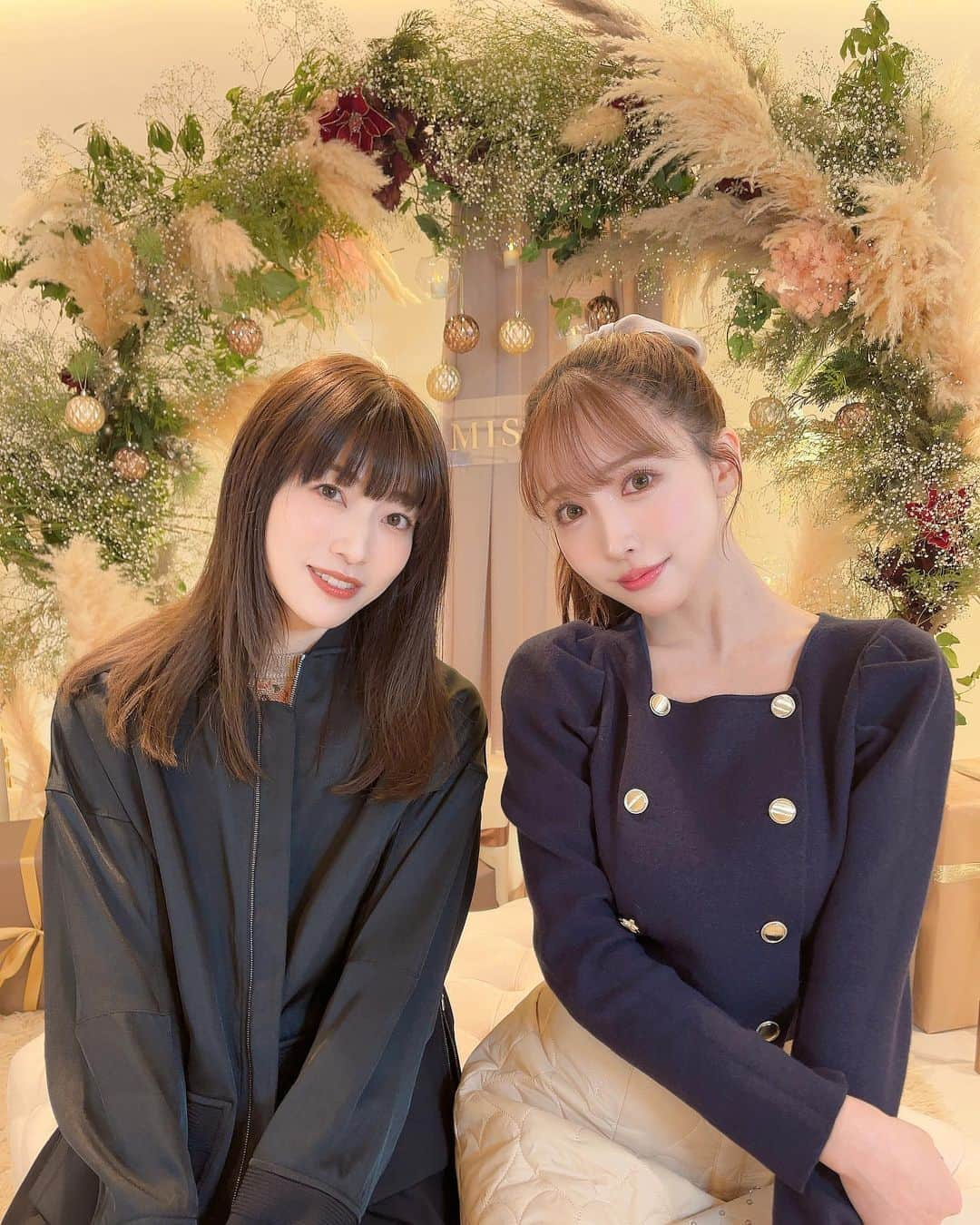 市川まさみのインスタグラム：「❤︎❤︎  ゆあちゃんのブランド @mistreass_official 展示会にて 久々に会えて嬉しかったから写真撮ってもらった💖  ゆっくりは出来なかったけど少しでも話せて幸せでした✨  相変わらずの可愛さにも癒されたぁ！笑 またゆっくり話したいなぁ〜🥹 ゆあちゃんご招待ありがとう💓  #三上悠亜 #市川まさみ #元恵比寿マスカッツ」