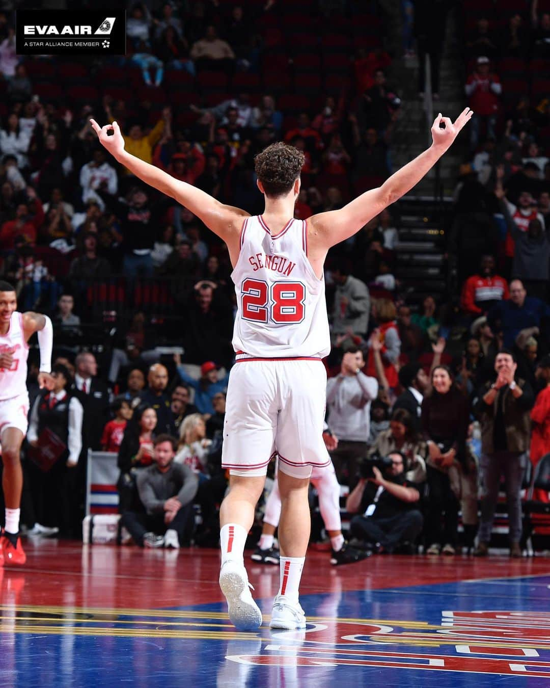 ヒューストン・ロケッツのインスタグラム：「Back ✌️ back dubs  @evaairus | #Rockets」