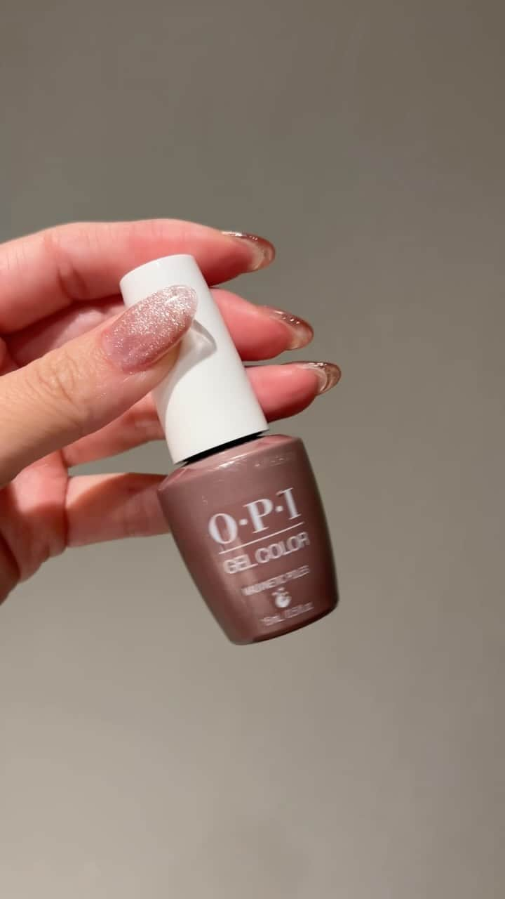 山名未紗のインスタグラム：「#OPIブランドクリエーター  OPI ベルベットビジョンシリーズ 試されましたか？💅  OPIのマグネットジェルは  大人女性にオススメしたい！！✨ 一度塗りで少しシアーな抜け感がある仕上がり。 二度塗りでも重くない、手元が美しく見えるカラー  絶妙なカラーバリエーションなんですよね  今回は GCE11 モーヴネティックポール を1度塗りで使用。  粒子が細かくて動きがよし！ 立体感、奥行き。文句なし❣️  すっごい好き。  @opi_professional_japan  @opi_japan @opi   #オフィスネイル #OLネイル #大人ネイル #冬ネイル #pr #opiジェルカラー #opinails」