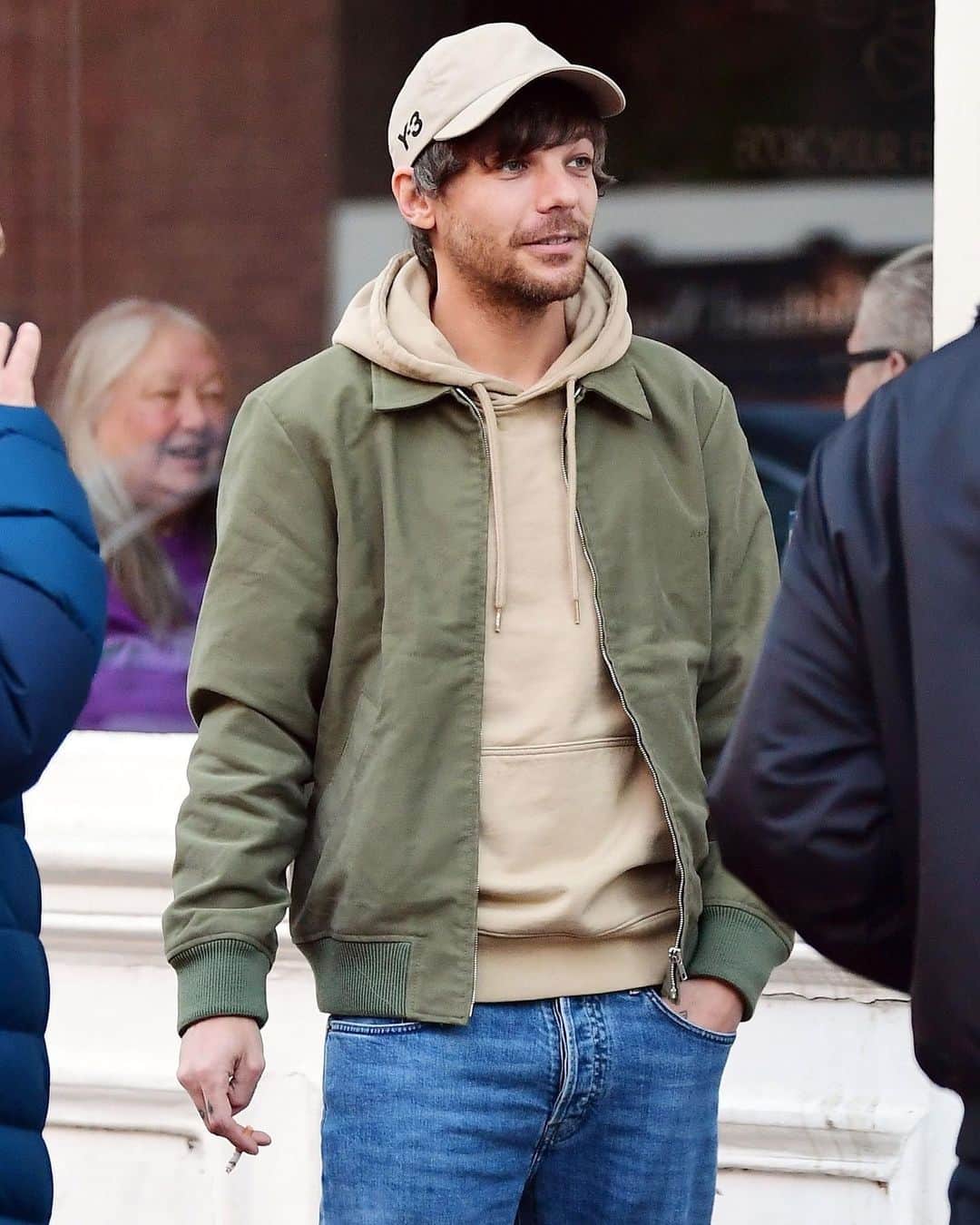 Just Jaredさんのインスタグラム写真 - (Just JaredInstagram)「Louis Tomlinson was seen enjoying some leisure time away from the stage on Friday in London. The former One Direction singer hung out at a local pub with friends while sporting a casual ensemble. More photos on JustJared.com! #LouisTomlinson Photos: Backgrid」11月25日 13時05分 - justjared