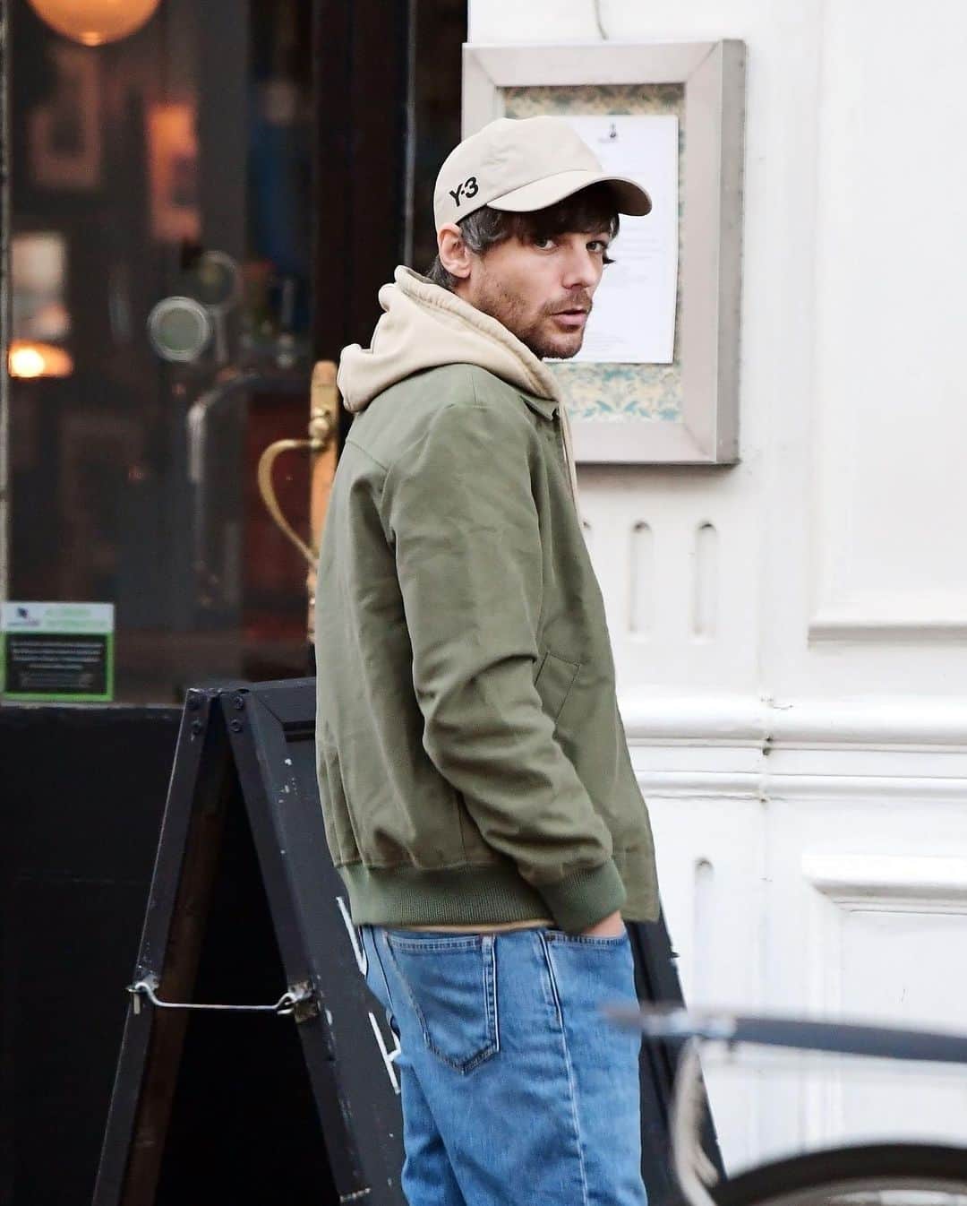 Just Jaredさんのインスタグラム写真 - (Just JaredInstagram)「Louis Tomlinson was seen enjoying some leisure time away from the stage on Friday in London. The former One Direction singer hung out at a local pub with friends while sporting a casual ensemble. More photos on JustJared.com! #LouisTomlinson Photos: Backgrid」11月25日 13時05分 - justjared