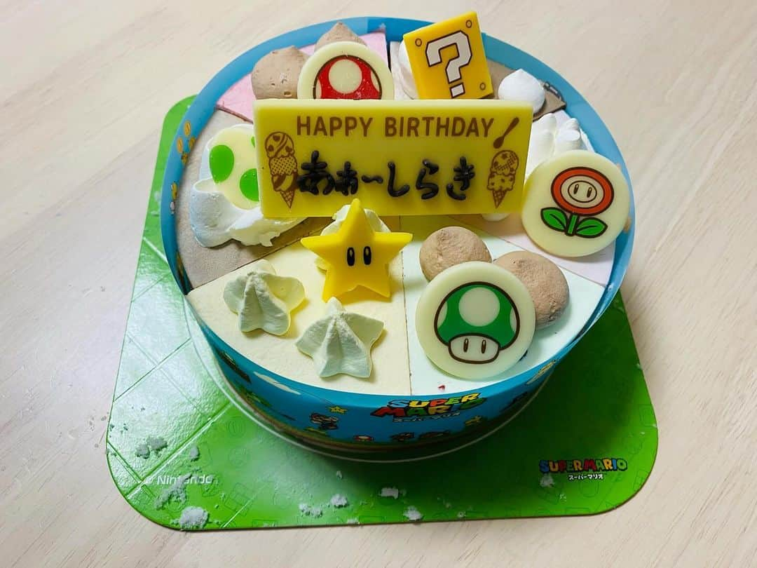 あぁ〜しらきさんのインスタグラム写真 - (あぁ〜しらきInstagram)「今年の誕生日🎂は旦那さんがアイスケーキを買ってきてくれてました😆✨✨✨  「誕生日にアイスケーキを食べた事がないから、いつか食べたい🤤」って言ってたのを自分はすっかり忘れてたのですが、覚えてくれてこっそり買ってくれてました😭  本当、旦那様には感謝感謝です🙏🙏🙏✨✨✨  それにしても、今はこんなスーパーマリオのケーキがあるんですね‼️はてなボックスも素敵✨  そして、アイスケーキは最高に美味しかったです😋」11月25日 13時05分 - aashiraki