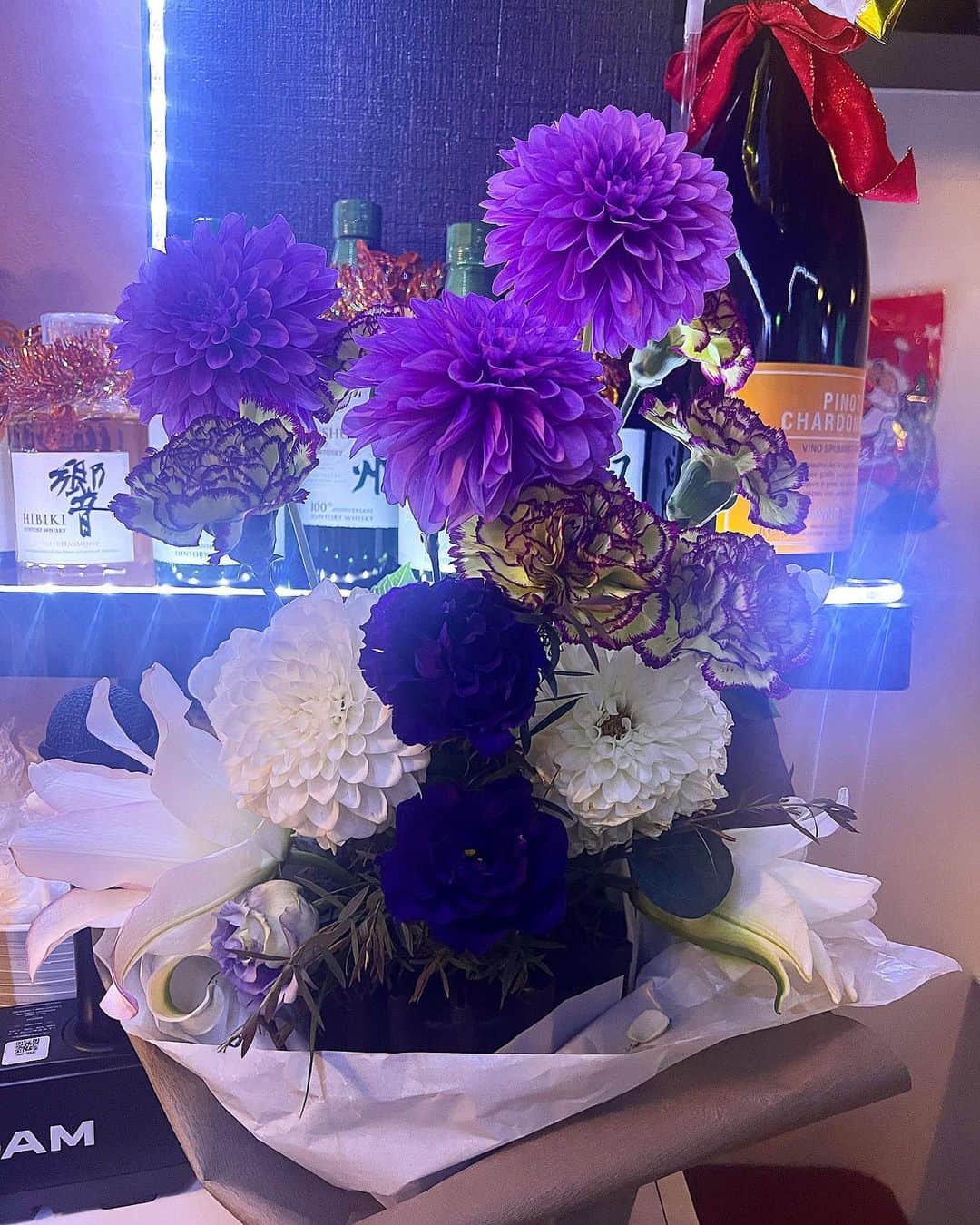 JOJO（ものまね）さんのインスタグラム写真 - (JOJO（ものまね）Instagram)「【２０周年】🎉㊗️✨ 11/22にお陰様で🩷🫶😭💕  『オーディション』２０周年🎉✨を 迎えることが出来ました👏😌✨  20年来のお付き合いをして下さってる方々が 未だに沢山いる事が本当に有り難いです🙏😭💕  そして愉快な仲間たち( ˶>ᴗ<˶)✨  素敵なお祝いのお花を🌷💕 ありがとうございます( *´艸`)ﾌﾌﾌ✨  今日も感謝です🩷🙏😆✨  ꕤ︎︎·͜· ︎︎ꕤ︎︎·͜· ︎︎ꕤ︎︎·͜· ︎︎ꕤ︎︎·͜· ︎︎ꕤ︎︎·͜· ︎︎ꕤ︎︎·͜· ︎︎ꕤ︎︎·͜· ︎︎ꕤ︎︎·͜· ︎︎  【スナック オーディション】 バイトも随時募集中➿💓💓💓  🌸1日2時間程度〜、日払い可😁👍🌸 🌸近場の方、経験者優遇します♪☺️✨🌸 🌸20代、30代大歓迎✨🌸  𖤣𖥧𖥣𖡡𖥧𖤣‎𖤣𖥧𖥣𖡡𖥧𖤣‎𖤣𖥧𖥣𖡡𖥧𖤣‎𖤣𖥧𖥣𖡡𖥧𖤣‎𖤣𖥧𖥣𖡡𖥧𖤣‎𖤣𖥧𖥣𖡡𖥧𖤣‎  #JUJUのそっくりさんJOJO #福生 #福生グルメ #福生市 #福生いいとこ #福生エール飯 #福生盛り上げ隊 #福生駅 #福生小食店 #福生飲食部 #福生赤線 #福生市グルメ #福生居酒屋 #福生飲食探検隊 #グルメ #グルメ好きな人と繋がりたい #グルメ好きと繋がりたい #グルメ女子 #居酒屋スナック #スナックママ #スナック #スナックのママ #スナック好きな人と繋がりたい #飲食店がんばろう #飲食店応援 #飲食店経営 #飲食店経営者 #飲食店経営者と繋がりたい #飲食店の灯りを消さない #飲食店を盛り上げよう 🫶🍸✨」11月25日 13時06分 - jojo_monomane