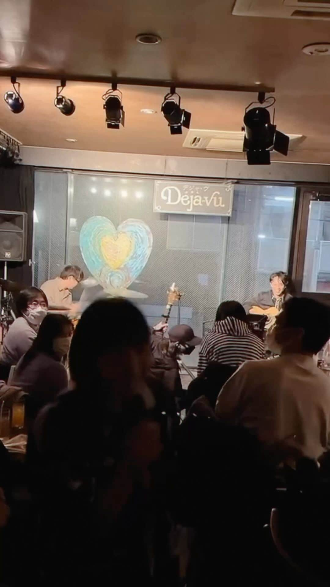 千佐真里奈のインスタグラム：「福岡Deja-vu の様子をちょこっと!  #CHISA #live #livemusic #acoustic #acousticsession #福岡 #dejavu」