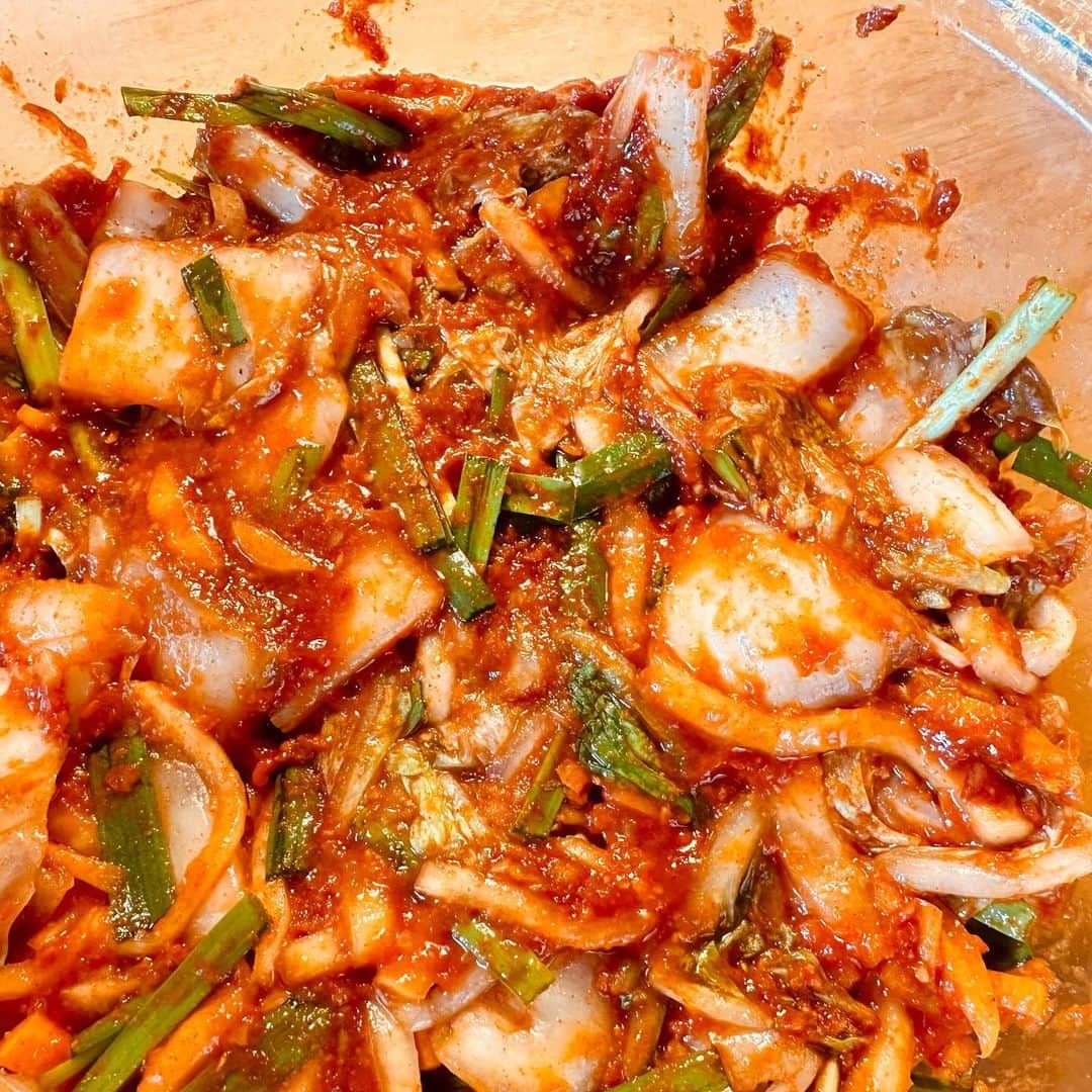 佐藤尚之のインスタグラム：「11月の野菜料理は「ヴィーガンキムチ」を作ったよ。  キムチ、食べたかったんだ〜。 なんか涙が出るくらいうれしいな。  キムチはアミ（小さな海老）を使い、アミはアニサキスの卵や幼虫を食べるので、アニサキスアレルギーの人にはとても危険な食べ物。 アミを使わなくてもイカの塩辛やナンプラーを使用する。いずれも食べられない。  ヴィーガンキムチを売ってる店もあるのだけど、わりと高いし常備はできなかった。でも自分で作れるなら話は別だ。あぁうれしい。  何度も作って上手になろうそうしよう♪  #ヴィーガンキムチ  #アニサキスアレルギー  #旬の野菜料理を覚えたい」