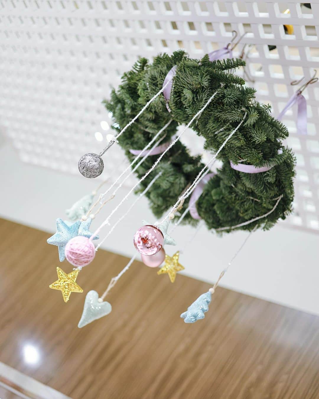 HauTung 巧童在這さんのインスタグラム写真 - (HauTung 巧童在這Instagram)「（嗚哇）sanrio人氣偶像首度登陸旺角花墟的興發鮮花市場，這個聖誕實在太幸福，聖誕企劃中必不可少的聖誕樹與聖誕花環 、儀式感滿分的聖誕花呢，還有cinnamoroll、kuromi和little twin stars 的陪伴 🧁🎄  由25/11至25/12，它們便會現身於旺角旗艦店同元朗形點分店讓大家盡情打卡合照，無法抵抗它們魅力的我更把店內的聖誕花藝、限量迷你聖誕樹、聖誕花環DIY套裝及環保花袋都抱回家佈置～ （聖誕節禮物又一好提議）  全線門市及網店圴接受訂購，數量有限，快把此甜蜜與魔法分享給你的他/她，訂購連結：https://bit.ly/3uxi6RN  ·聖誕企劃打卡點· ① 旺角花墟店：旺角太子道西184號地下 ② 元朗形點店：元朗YOHO II 2樓 A228號舖  #hingfatflowermarket #SanrioHK #Cinnamoroll #Kuromi #LittleTwinStars #手作禮物 #聖誕節 #聖誕花束 #聖誕禮物 #聖誕好去處 #香港花店」11月25日 13時18分 - hautunnng