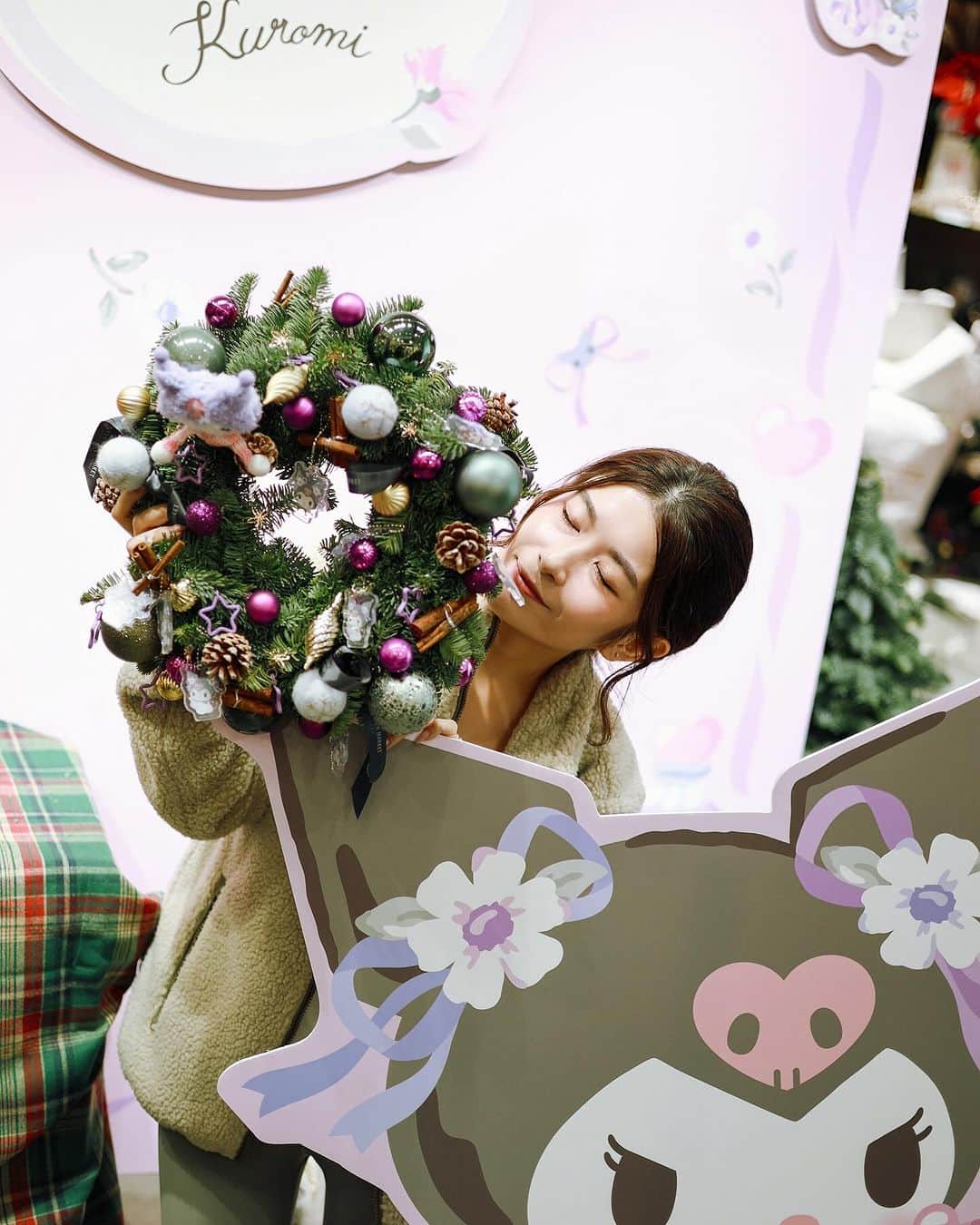HauTung 巧童在這さんのインスタグラム写真 - (HauTung 巧童在這Instagram)「（嗚哇）sanrio人氣偶像首度登陸旺角花墟的興發鮮花市場，這個聖誕實在太幸福，聖誕企劃中必不可少的聖誕樹與聖誕花環 、儀式感滿分的聖誕花呢，還有cinnamoroll、kuromi和little twin stars 的陪伴 🧁🎄  由25/11至25/12，它們便會現身於旺角旗艦店同元朗形點分店讓大家盡情打卡合照，無法抵抗它們魅力的我更把店內的聖誕花藝、限量迷你聖誕樹、聖誕花環DIY套裝及環保花袋都抱回家佈置～ （聖誕節禮物又一好提議）  全線門市及網店圴接受訂購，數量有限，快把此甜蜜與魔法分享給你的他/她，訂購連結：https://bit.ly/3uxi6RN  ·聖誕企劃打卡點· ① 旺角花墟店：旺角太子道西184號地下 ② 元朗形點店：元朗YOHO II 2樓 A228號舖  #hingfatflowermarket #SanrioHK #Cinnamoroll #Kuromi #LittleTwinStars #手作禮物 #聖誕節 #聖誕花束 #聖誕禮物 #聖誕好去處 #香港花店」11月25日 13時18分 - hautunnng