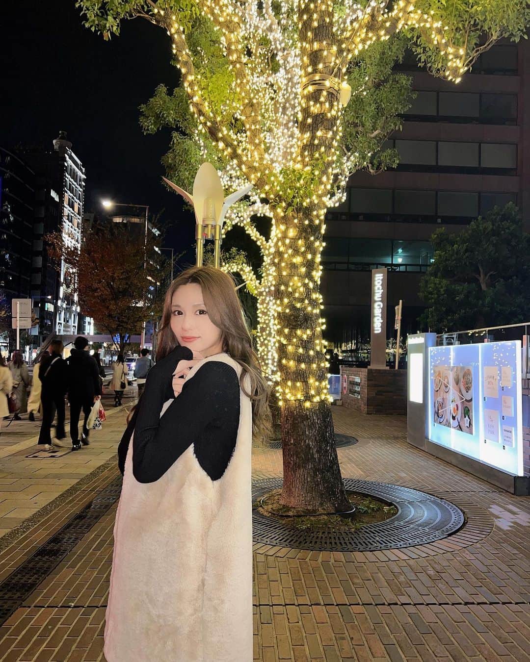 坂井朝香さんのインスタグラム写真 - (坂井朝香Instagram)「袖なしもこもこのお洋服大好きなのにいつ着ていいかわからん🤣 やっと着れた😍👏」11月25日 13時19分 - asaka_sakai_