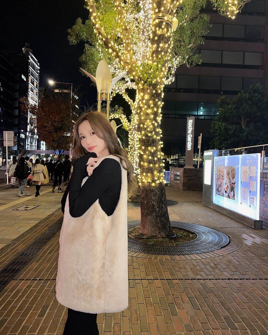 坂井朝香さんのインスタグラム写真 - (坂井朝香Instagram)「袖なしもこもこのお洋服大好きなのにいつ着ていいかわからん🤣 やっと着れた😍👏」11月25日 13時19分 - asaka_sakai_