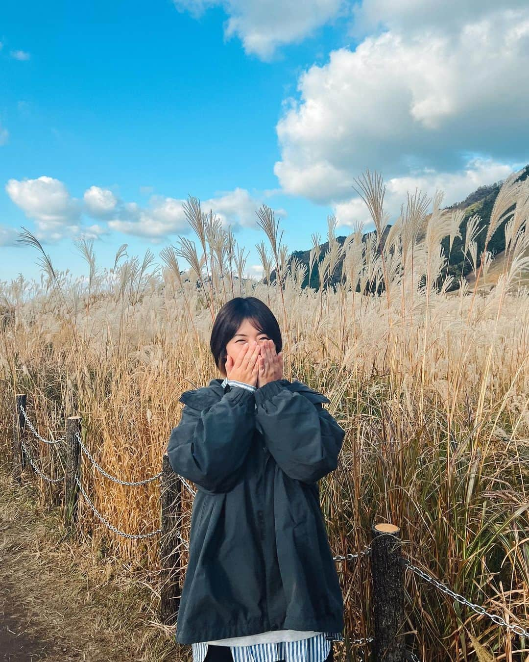 稲富菜穂さんのインスタグラム写真 - (稲富菜穂Instagram)「少し前、曽爾高原行ってきた🌾  太陽の光でススキが黄金に輝いてた🌟 秋だなぁ、って感じたよ☺️  #曽爾高原 #奈良県 #ススキ #🌾」11月25日 13時26分 - inatomi74