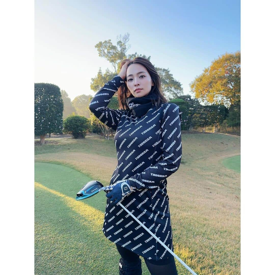 水崎綾女さんのインスタグラム写真 - (水崎綾女Instagram)「久しぶりのゴルフコンペ⛳️🏌️‍♀️ スコアは102で8.9叩いたりしてしまったけど200yard超えのドラコンチャンスが2回もあって、嬉しかった〜🤍 今年は3回？しかゴルフ行けなかったからもう少し行きたいなぁ。  tangramからワンピース出たから即Get!!中に同じ柄のインナー着てるよん。クラブはテーラーメイドのSIM2maxDを使ってます。  👗 @tangram_tokyo  🏌️‍♀️ @taylormade_golf_japan   #golf #golfr #golf初心者 #🔰 #ゴルフ #ごるふ女子 #🏌️‍♀️ #⛳️ #ゴルフコンペ」11月25日 13時27分 - misakiayame