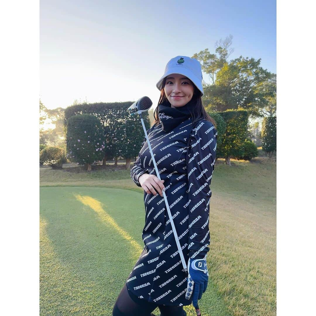 水崎綾女さんのインスタグラム写真 - (水崎綾女Instagram)「久しぶりのゴルフコンペ⛳️🏌️‍♀️ スコアは102で8.9叩いたりしてしまったけど200yard超えのドラコンチャンスが2回もあって、嬉しかった〜🤍 今年は3回？しかゴルフ行けなかったからもう少し行きたいなぁ。  tangramからワンピース出たから即Get!!中に同じ柄のインナー着てるよん。クラブはテーラーメイドのSIM2maxDを使ってます。  👗 @tangram_tokyo  🏌️‍♀️ @taylormade_golf_japan   #golf #golfr #golf初心者 #🔰 #ゴルフ #ごるふ女子 #🏌️‍♀️ #⛳️ #ゴルフコンペ」11月25日 13時27分 - misakiayame