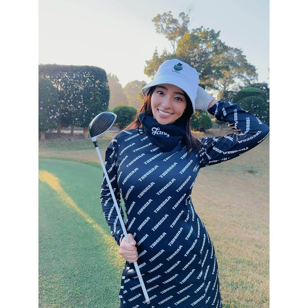 水崎綾女さんのインスタグラム写真 - (水崎綾女Instagram)「久しぶりのゴルフコンペ⛳️🏌️‍♀️ スコアは102で8.9叩いたりしてしまったけど200yard超えのドラコンチャンスが2回もあって、嬉しかった〜🤍 今年は3回？しかゴルフ行けなかったからもう少し行きたいなぁ。  tangramからワンピース出たから即Get!!中に同じ柄のインナー着てるよん。クラブはテーラーメイドのSIM2maxDを使ってます。  👗 @tangram_tokyo  🏌️‍♀️ @taylormade_golf_japan   #golf #golfr #golf初心者 #🔰 #ゴルフ #ごるふ女子 #🏌️‍♀️ #⛳️ #ゴルフコンペ」11月25日 13時27分 - misakiayame