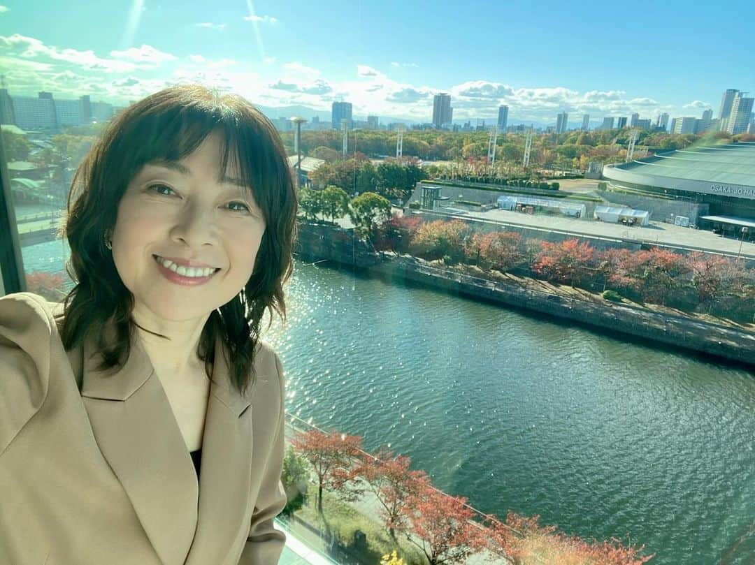 小西美穂のインスタグラム：「こちらは けさの「ウェークアップ」出演者控室。 お天気よくて🍁気持ちいーい☀️ ⁡ 番組ではガザのこと、北朝鮮軍事衛星、 悪質ホスト被害のこと…などテーマにコメントしました。 ⁡ 蓬莱さんのお天気によると週末寒くなりそう。 みなさまも暖かくして よい週末をお過ごしくださいね。 ⁡ #ウェークアップ #土曜あさ8時」