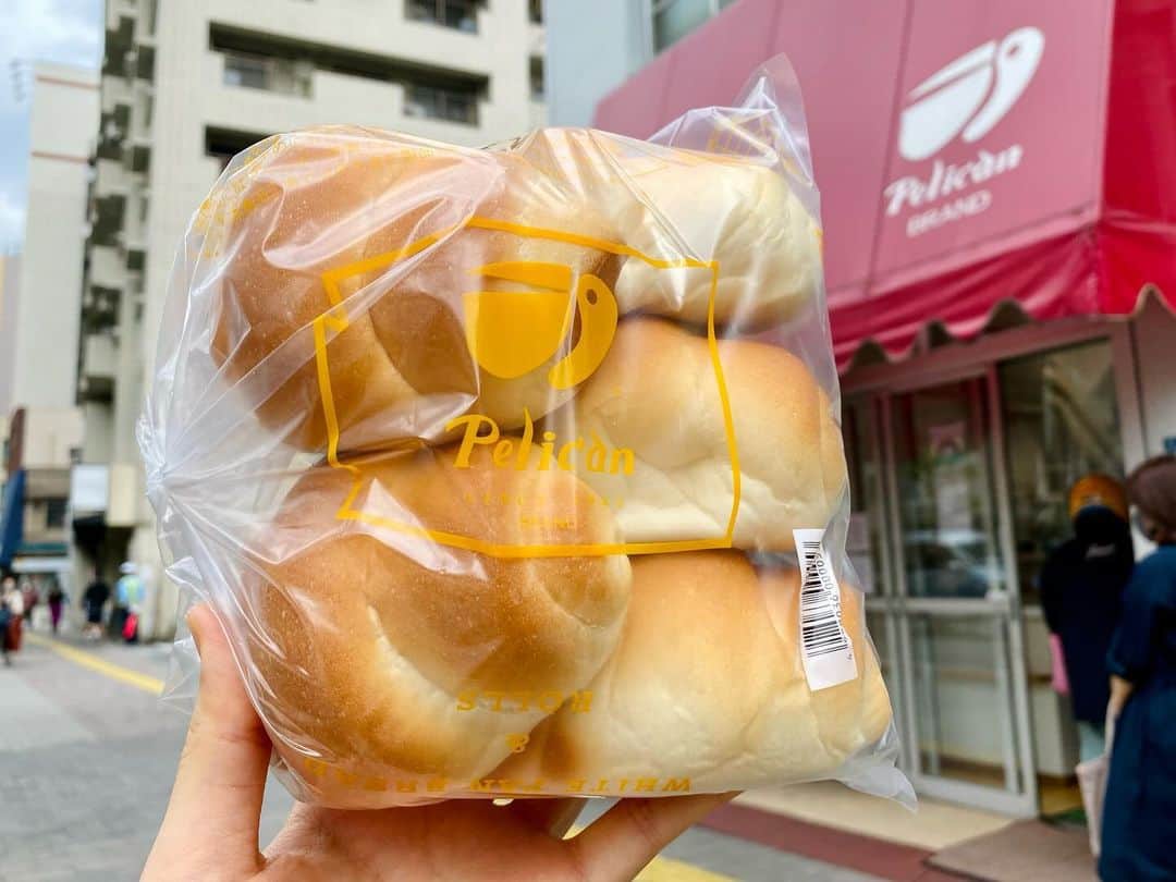 南雲穂波さんのインスタグラム写真 - (南雲穂波Instagram)「今日の推しパン♩🍞 #ドデスカドようびデス でご紹介したパンはこちら！ ／ 東京都台東区 「パンのペリカン」 ✨食パン✨ ＼ 東海地方のパン屋さんだけでなく、全国からお取り寄せできるパンもご紹介しています！  創業は昭和17年、80年以上世代を超えて愛される名店のパンです！ 流行したリッチな高級食パンとは全く別路線で、「ご飯のように毎日食べても飽きのこない味」が追求されています. 究極にシンプルで、バターやジャムはもちろん、どんなおかずと食べても魔法みたいに美味しいです☻  みっちりと目が詰まっているのが特徴で、持つとかなりずっしり. 分厚く切って(3cmはマスト！)しっかりめにトーストして食べると…詰まった生地にもっちりと歯が入る瞬間の弾力と張力、そして小麦の素朴な味わいを楽しめます🫶  オンラインショップでこちらの2斤または3斤のものを注文することができます. 食パンと同じようにみちみちもちもちのロールパンもたまらなく美味しいのですが、オンラインで買えるのは食パンのみです.(ふるさと納税だとロールパンとのセットもありそうでした)  お店の近くに#ペリカンカフェ というペリカンのパンを使ったトーストやサンドイッチを味わえるカフェもあるのですが、そこで食べた炭焼きトーストの美味しさが忘れられません🤤 ちなみに昨日#麻布台ヒルズ にペリカンカフェの2号店がオープンしたので、このタイミングでご紹介してみました、早く行きたい♡  #パンシェルジュ南雲 #メーテレアナウンサー #南雲穂波 #なぐもぐもぐ #ドようびのパンデス」11月25日 13時30分 - honami_nagumo_nbn