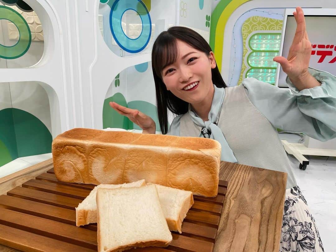 南雲穂波のインスタグラム：「今日の推しパン♩🍞 #ドデスカドようびデス でご紹介したパンはこちら！ ／ 東京都台東区 「パンのペリカン」 ✨食パン✨ ＼ 東海地方のパン屋さんだけでなく、全国からお取り寄せできるパンもご紹介しています！  創業は昭和17年、80年以上世代を超えて愛される名店のパンです！ 流行したリッチな高級食パンとは全く別路線で、「ご飯のように毎日食べても飽きのこない味」が追求されています. 究極にシンプルで、バターやジャムはもちろん、どんなおかずと食べても魔法みたいに美味しいです☻  みっちりと目が詰まっているのが特徴で、持つとかなりずっしり. 分厚く切って(3cmはマスト！)しっかりめにトーストして食べると…詰まった生地にもっちりと歯が入る瞬間の弾力と張力、そして小麦の素朴な味わいを楽しめます🫶  オンラインショップでこちらの2斤または3斤のものを注文することができます. 食パンと同じようにみちみちもちもちのロールパンもたまらなく美味しいのですが、オンラインで買えるのは食パンのみです.(ふるさと納税だとロールパンとのセットもありそうでした)  お店の近くに#ペリカンカフェ というペリカンのパンを使ったトーストやサンドイッチを味わえるカフェもあるのですが、そこで食べた炭焼きトーストの美味しさが忘れられません🤤 ちなみに昨日#麻布台ヒルズ にペリカンカフェの2号店がオープンしたので、このタイミングでご紹介してみました、早く行きたい♡  #パンシェルジュ南雲 #メーテレアナウンサー #南雲穂波 #なぐもぐもぐ #ドようびのパンデス」