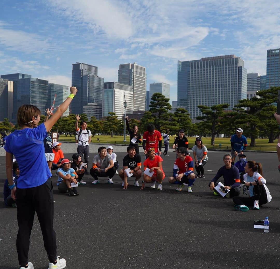 西谷綾子さんのインスタグラム写真 - (西谷綾子Instagram)「🏃‍♀️ /／ 第4回 @shokzjpランニングイベント Shokz Running Club vol.4  〜気持ちよく走って心身ともに健幸RUN〜 \＼  Shokz骨伝導イヤホンは 耳を塞がないので周りの音がちゃんときこえて安心！ 私のアドバイスも届く！ 軽くて着け心地抜群👌音もクリア！ 試して頂くと人気の理由がわかります🥰  好きな音楽を楽しみながら ストレッチで身体を整え エクササイズや動きづくりで 刺激を入れてから皇居1周🏃‍♀️🍁  RUN後は、 パフォーマンス＆免疫力アップのための 快眠法・食・温活も学びました✍️  お楽しみじゃんけん大会🥳からの 今回はさらにサプライズプレゼントも！ ラッキーでしたね✌️  Shokzさんと一緒にイベントをはじめたのが ちょうど1年前の11月でした🍁 これからも一緒に盛り上げていきたいです🥰  また元気にお会いしましょう❤️‍🔥  楽しいランニングライフを🫶  📸🎥 @kawa_0201 Thank you♡ #openrunpro #走る人とともに #PR #shokzアンバサダー #music #sound #radio #radiko #睡眠改善インストラクター西谷綾子 #温活士」11月25日 13時30分 - ayako.nishitani