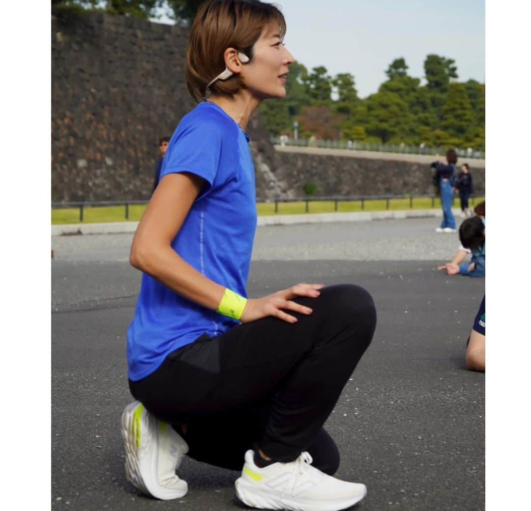 西谷綾子さんのインスタグラム写真 - (西谷綾子Instagram)「🏃‍♀️ /／ 第4回 @shokzjpランニングイベント Shokz Running Club vol.4  〜気持ちよく走って心身ともに健幸RUN〜 \＼  Shokz骨伝導イヤホンは 耳を塞がないので周りの音がちゃんときこえて安心！ 私のアドバイスも届く！ 軽くて着け心地抜群👌音もクリア！ 試して頂くと人気の理由がわかります🥰  好きな音楽を楽しみながら ストレッチで身体を整え エクササイズや動きづくりで 刺激を入れてから皇居1周🏃‍♀️🍁  RUN後は、 パフォーマンス＆免疫力アップのための 快眠法・食・温活も学びました✍️  お楽しみじゃんけん大会🥳からの 今回はさらにサプライズプレゼントも！ ラッキーでしたね✌️  Shokzさんと一緒にイベントをはじめたのが ちょうど1年前の11月でした🍁 これからも一緒に盛り上げていきたいです🥰  また元気にお会いしましょう❤️‍🔥  楽しいランニングライフを🫶  📸🎥 @kawa_0201 Thank you♡ #openrunpro #走る人とともに #PR #shokzアンバサダー #music #sound #radio #radiko #睡眠改善インストラクター西谷綾子 #温活士」11月25日 13時30分 - ayako.nishitani