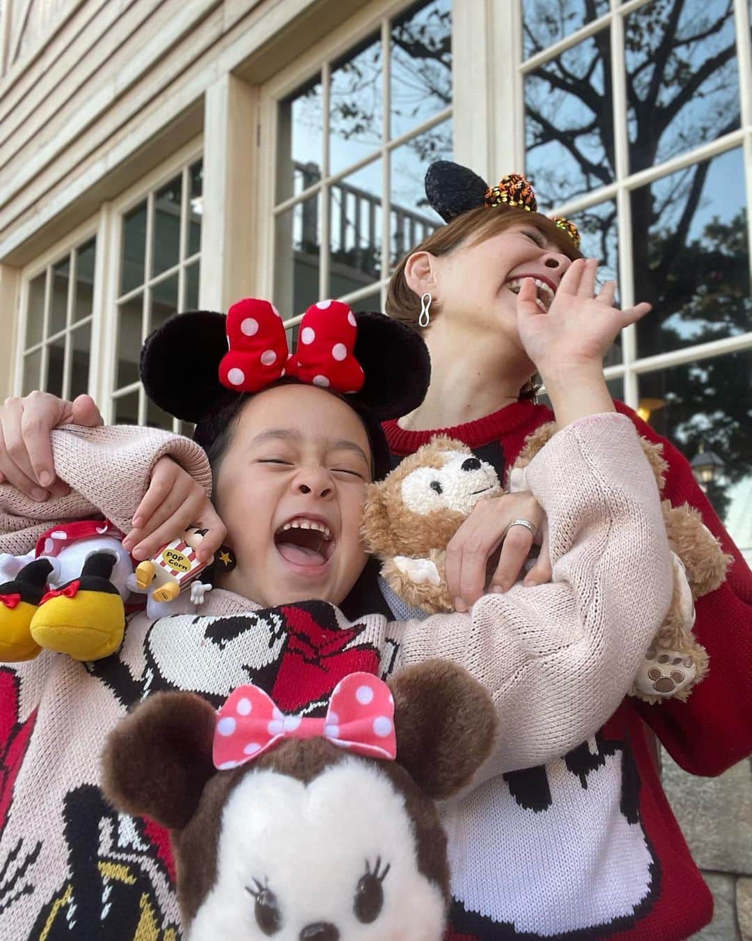 トムセン陽子のインスタグラム：「【ディズニー後記②】 娘とのディズニーデート👫💓  お天気もちょうど良くて、会いたいキャラクターに会えて、レストランもスムーズに入れて、テラス席も空いててetc…すべてが上手く行って、とにかく最高に楽しかったなぁ。  楽しそうなの伝わるでしょ、特に1枚目(爆)🤣  ツリーのイルミネーションが見惚れるほど美しかった🎄  今度は1月に行こうねっ！と約束しました🥰🏰🎀  #ディス二ー #dsiney」