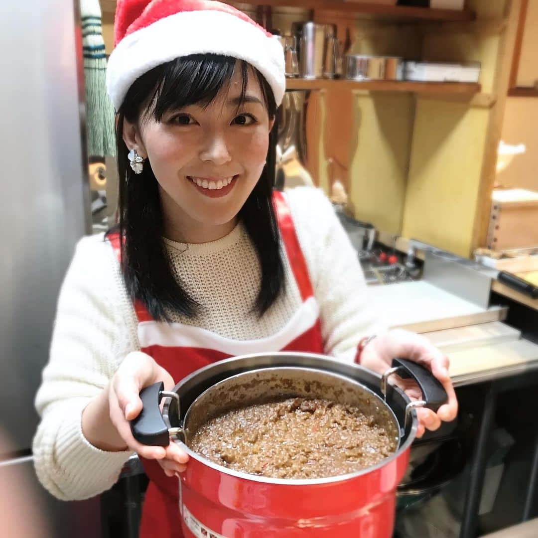 伊藤えみのインスタグラム：「昨日ブログにお知らせがアップされた12/24の伊藤えみ手料理イベント（ごはん・スイーツの2部制）ですが、ありがたいことにごはんの部はすでに定員となりました🙏スイーツの部もあと数名で定員。お菓子作りも大好きな私としては、スイーツの部もおすすめですよ❣️イブ一緒に過ごしましょ🎄  https://ameblo.jp/ito-emi/entry-12829767106.html  #伊藤えみ #手料理 #クリスマス #クリスマスイベント #予約受付中 #christmas  #xmas  #follow #followme」