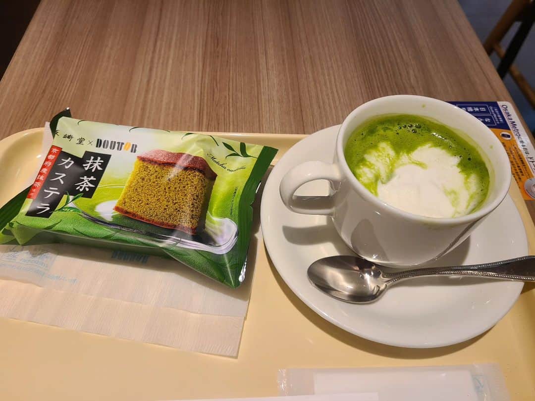 桂團治郎のインスタグラム：「よていの時間まで少しあったので、ドトールで一服☕  いつもは珈琲を飲むところが、前回に抹茶ラテの美味しさに気付きまた抹茶ラテを！！  しかも濃い贅沢抹茶わ注文（笑） そしてお茶うけは抹茶カステラ！  どんだけ抹茶好きやねん🍵  この時期は抹茶味の物が増えるのが幸せ（笑）」