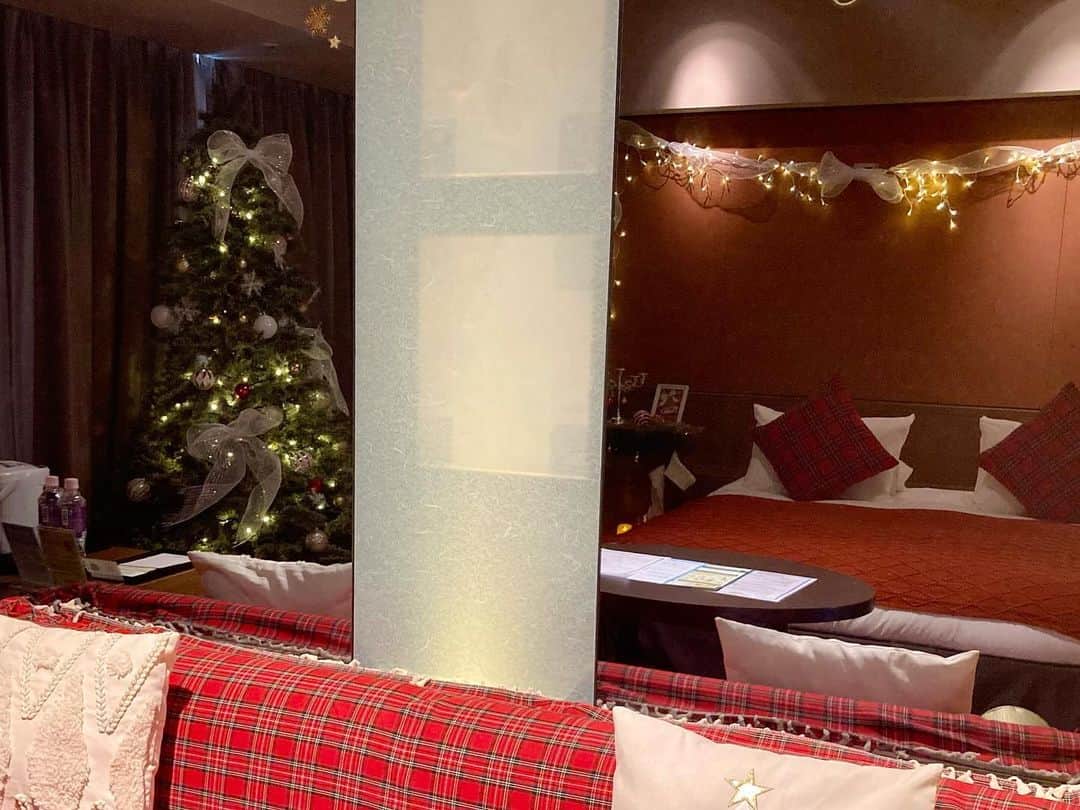 ホテル京阪ユニバーサル・タワーさんのインスタグラム写真 - (ホテル京阪ユニバーサル・タワーInstagram)「*  【クリスマスデラックスダブル🧸🕯️】  🎅1日1組限定 タワープレミアムデラックスダブルが クリスマス仕様に🎄❣️  宿泊期間：～2024年1月8日 ・2名利用 ・ダブルベッド1台 ・バスルームはセパレートタイプ ・未就学のお子様1名様まで添寝可  ソファーや大きなテーブルもあるので お部屋でテイクアウトしたご飯やお菓子で クリスマスパーティーもオススメ🎉🎂🍗  ～prologue～   『クリスマスホリデーは大切な人と』  クリスマスホリデーは暖かいキャンドル暖炉🕯️がある お部屋でクリスマスツリー🎄を飾り、 靴下🧦の準備をしたり、  サンタクロースに手紙📬を書いたり、、  このクリスマスを大切な人と最高に楽しもう！！  前回ご紹介したクリスマススーペリアルームと もう1部屋クリスマスルームを ご用意しております🎁 お楽しみに⛄️❄️🫧  ご宿泊のご予約はこちらから @hotel_keihan_universal_tower https://www.hotelkeihan.co.jp/tower/ ⁡ #メリータワークリスマス #ホテル京阪ユニバーサルタワー #usj #usjオフィシャルホテル #大阪ホテル #大阪旅行 #ユニバ #ユニバーサルスタジオジャパン #クリスマスルーム #クリスマス #クリスマスパーティー #冬旅 #christmas #christmasroom #hotelkeihanuniversaltower #universalstudiosjapan #universal #유니버설스튜디오재팬   ※掲載内容は予告なく変更する場合がございます。 あらかじめご了承ください。」11月25日 13時44分 - hotel_keihan_universal_tower