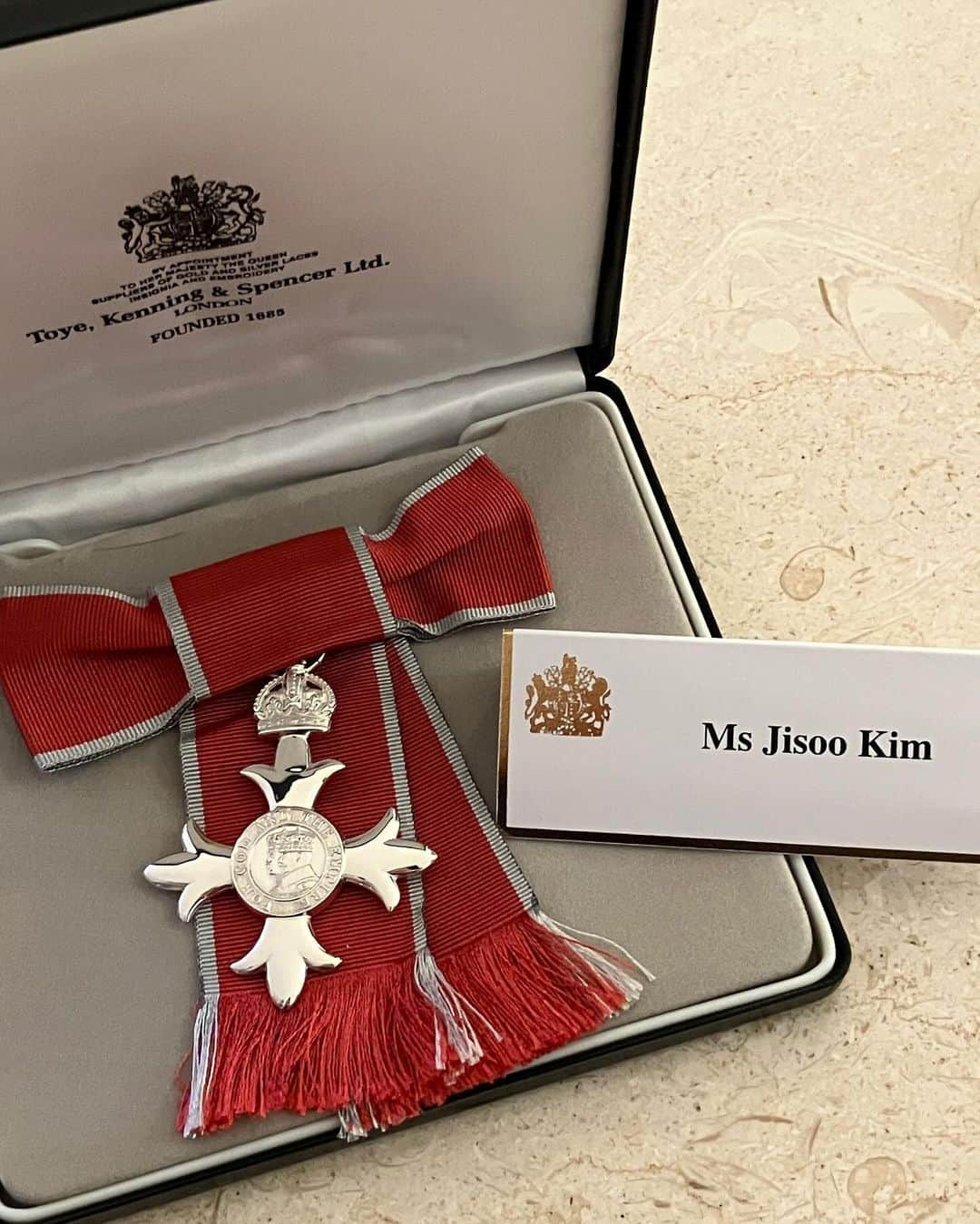 ジスさんのインスタグラム写真 - (ジスInstagram)「So honored to have been invited to the royal palace for a lovely banquet & to have received honorary MBEs! 🎀 Thank you for the unforgettable experience!🇬🇧」11月25日 13時52分 - sooyaaa__