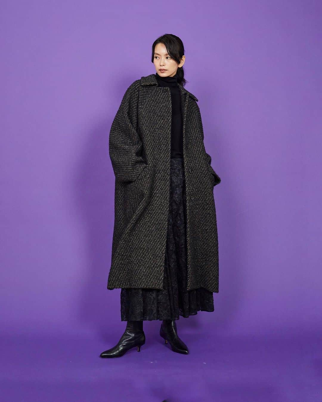 1er_Arrondissementのインスタグラム：「Feel Cozy COAT 05  アルパカ混のループ糸を用いた華やかで上品なツィード素材です。 ざっくりとラフに織り込まれた、色気と温かみのあるラメヤーンが冬の気分を盛り上げます。 ステンカラーのコートをオーバーサイズのAラインで仕上げクラシカルなのに、フェミニンな印象のデザインに。  #1erarrondissement #プルミエアロンディスモン」