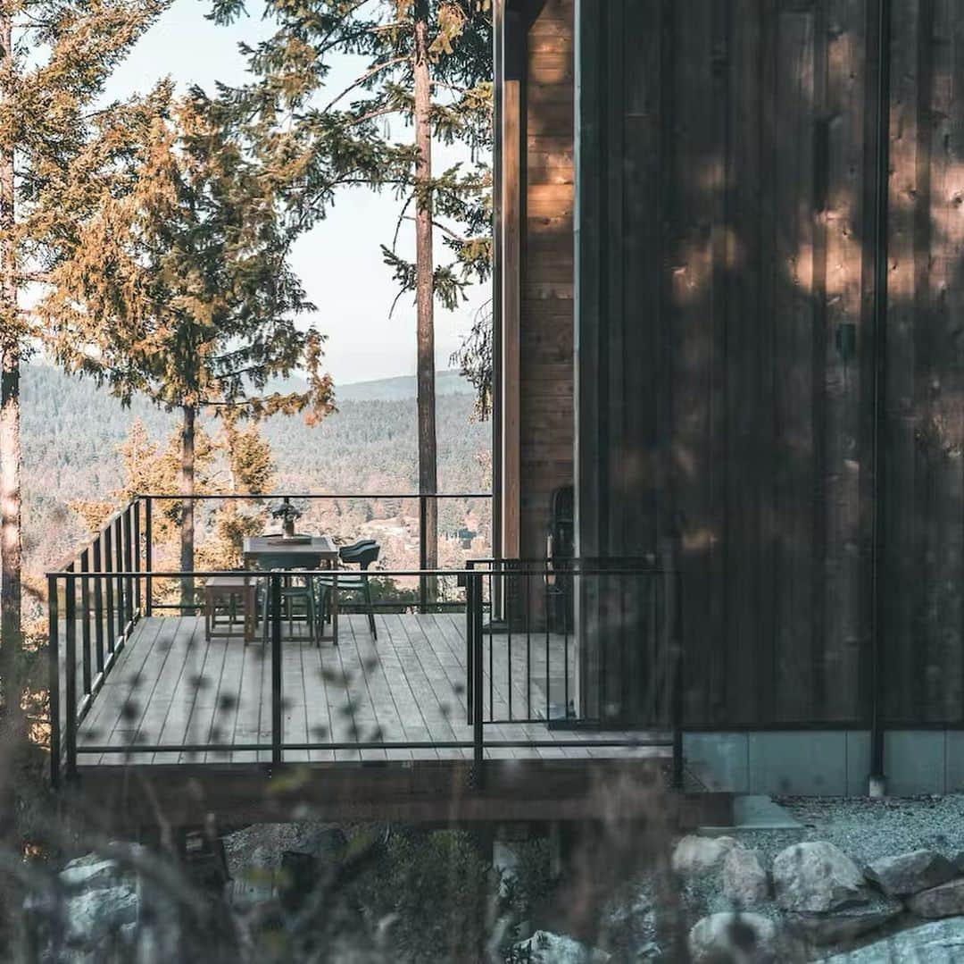 ハンナ・シモンさんのインスタグラム写真 - (ハンナ・シモンInstagram)「The Pinterest board comes to life when one of your closest friends builds a dream house on a dream island with a dream company. @blendprojectsco designs structures that have a minimal impact on the environment and are energy efficient. They use ethically sourced wood, metal sheet cladding and finishes made with ecological materials comprise the building. Blend’s in house architect and permaculture design allows for fast design adaptations that align with sustainable values. Oh and the houses are gorgeous. ANYWHOOO just a new dream home to pin to your vision board 🏕️ 💭   📸 from @dwellmagazine」11月25日 14時00分 - therealhannahsimone