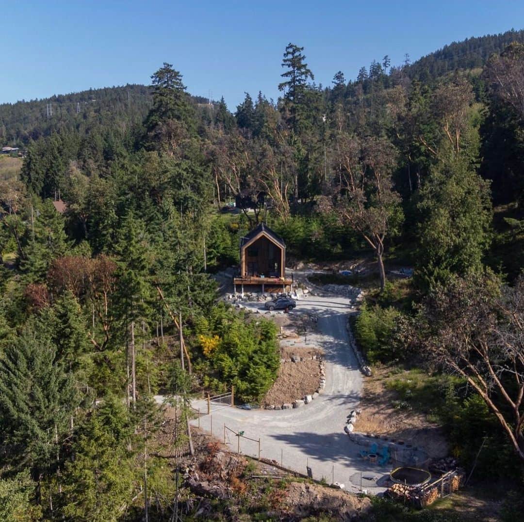 ハンナ・シモンのインスタグラム：「The Pinterest board comes to life when one of your closest friends builds a dream house on a dream island with a dream company. @blendprojectsco designs structures that have a minimal impact on the environment and are energy efficient. They use ethically sourced wood, metal sheet cladding and finishes made with ecological materials comprise the building. Blend’s in house architect and permaculture design allows for fast design adaptations that align with sustainable values. Oh and the houses are gorgeous. ANYWHOOO just a new dream home to pin to your vision board 🏕️ 💭   📸 from @dwellmagazine」