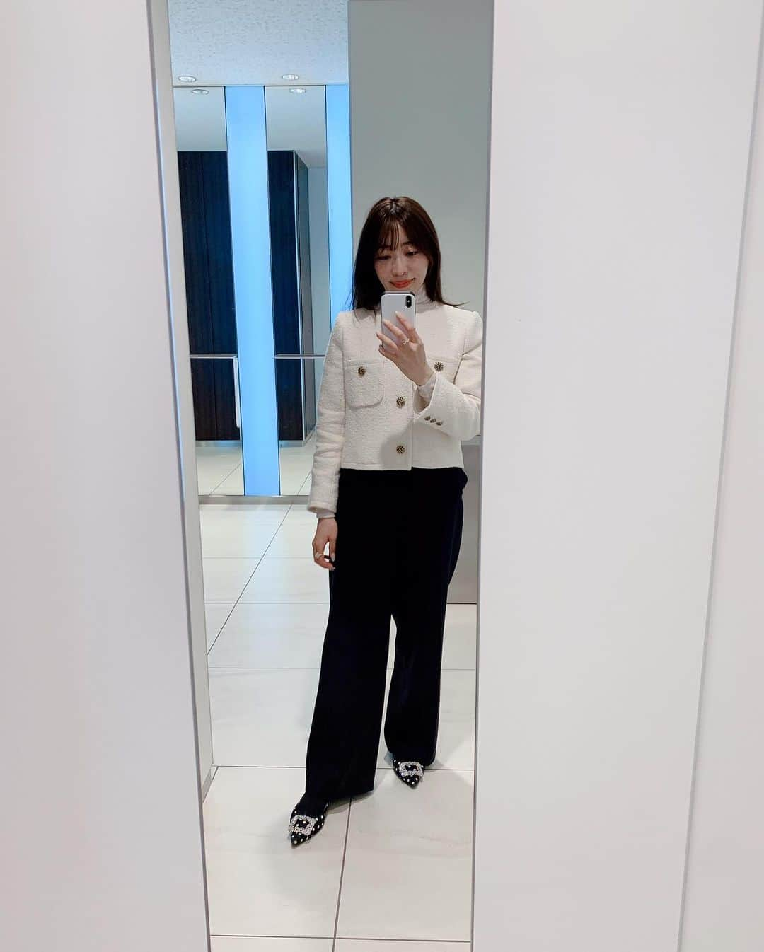 Sonoko Suzukiさんのインスタグラム写真 - (Sonoko SuzukiInstagram)「最近のootd  出張で月の半分は地方で過ごし、 セミナー企画/運営、おまけに司会まで。  あっという間に駆け抜けた11月がもう終わる。  っていうか2023年があと1ヶ月で終わるなんて！早  ハードに動き回ってたら ちょっと気が緩んでしまって 珍しく風邪ひいて、ここ数日寝込んでる。  そんな日でも ベッドの上の天窓から見える空は青くて、 雲は白くて、世界は綺麗だ。  早く治そっと。  #風邪っぴき #ootd」11月25日 14時01分 - _sonnie.co_