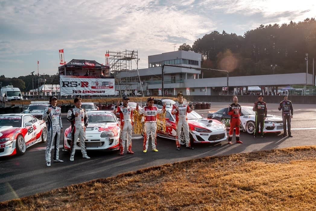 織戸学のインスタグラム：「RS-Rdrift festival  JAPAN vs USA🇺🇸  RS-Rがdriftを 🇺🇸でスタートして 20年  記念すべきイベントが鈴鹿twinサーキットにて Live放送を全世界に配信  大いに盛り上がり 最高の2日間を過ごせました。  本当にみなさま 有り難う御座いました。  楽しかった  思い出沢山  今度は　🇺🇸にて  25周年記念か^ ^  @rsrusa  @rsrjapan   @formulad  @formuladjapan   @nobuterutaniguchi  @daiyoshihara  @fredricaasbo   @130ryokohama  @ridox559_maxorido」