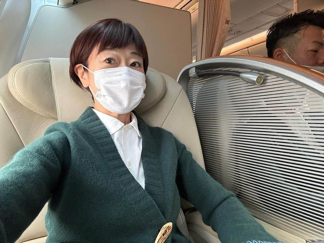 神野美伽さんのインスタグラム写真 - (神野美伽Instagram)「11月25日  みなさん こんにちは  明日のお仕事のため、 鹿児島へ飛びます！  昨日は、半袖。 今日は、 コートを着込んで出掛けて来ました。  カラダがついて行きませんね。 風邪をひかないように、 皆さんもお気を付けくださいね。  明日、 いらしてくださる皆さんは、 暖かくして来てください。  #羽田空港　#鹿児島　#コート」11月25日 14時06分 - mika_shinno_japan