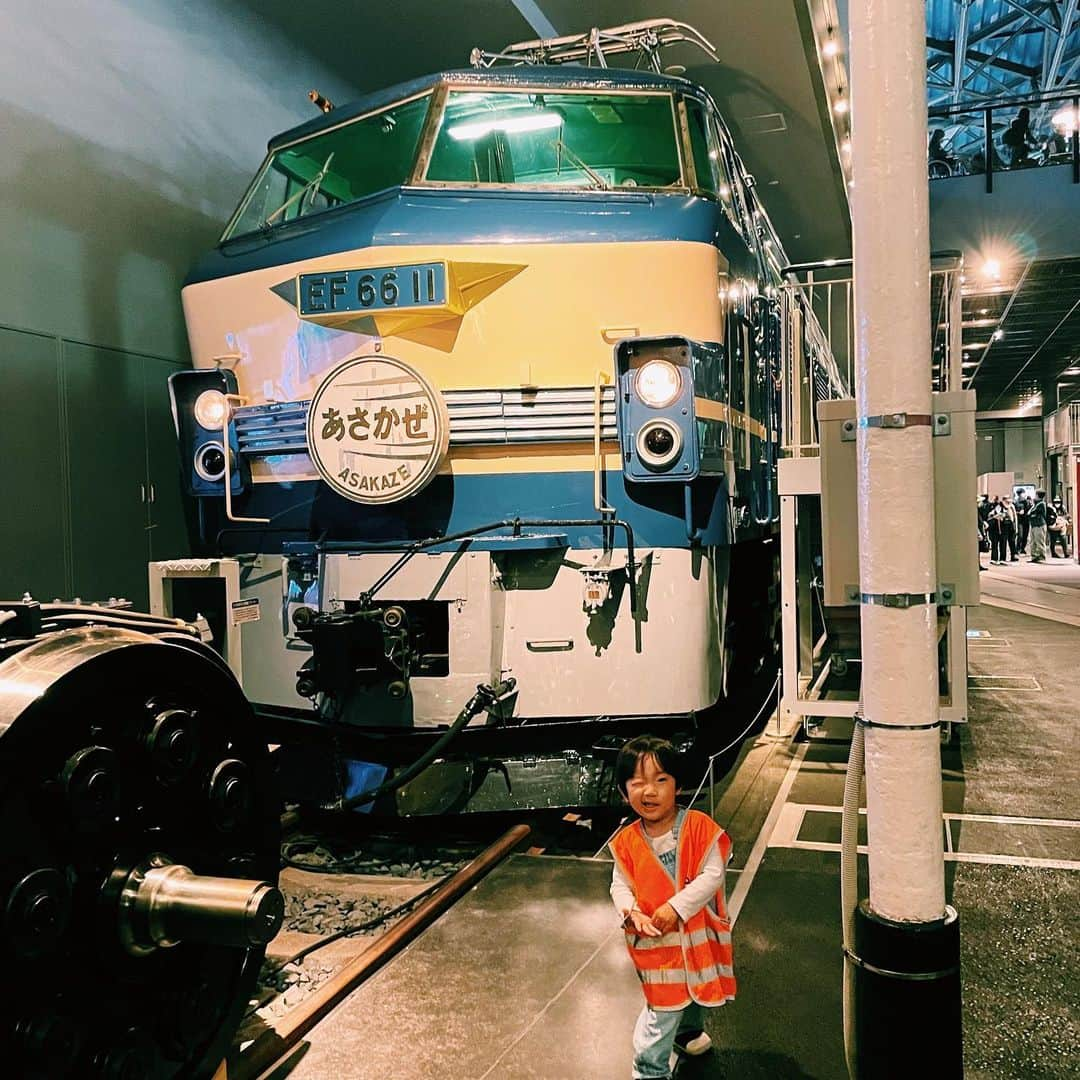 さえりさんのインスタグラム写真 - (さえりInstagram)「少し前だけど、埼玉の鉄道博物館に行ってきました。嬉々として鉄道を見に行くなんて、妊娠前の自分では想像もできない姿…。でも実際、鉄道博物館は大人でもめちゃ楽しめる格好いい場所で、ついた瞬間からウキウキしちゃった。  新幹線型の駅弁🚅を買って(息子が選んだのは「こまち」)、新幹線型のペットボトルも買って(これまた「こまち」チョイス)、家に帰ってからもちょこちょこ使っている。嬉しげにご飯を食べるし、「おみずのまなーい」な時も「新幹線がきたよ！！」って新幹線ペットボトルで勢いよく目の前に持ってくるだけで飲んでくれる👼ありがたや  以前、同僚がロンドンで買ってきてくれたTRAIN DRIVERのチョッキを着たおちびの息子が、電車に乗っていてかわいかった。  ちなみに動画は、窓の外が動いているように見えるけど、反対の窓から見える景色は動いていないことに気づき、見比べる賢い息子の図。😂」11月25日 14時07分 - n908sa