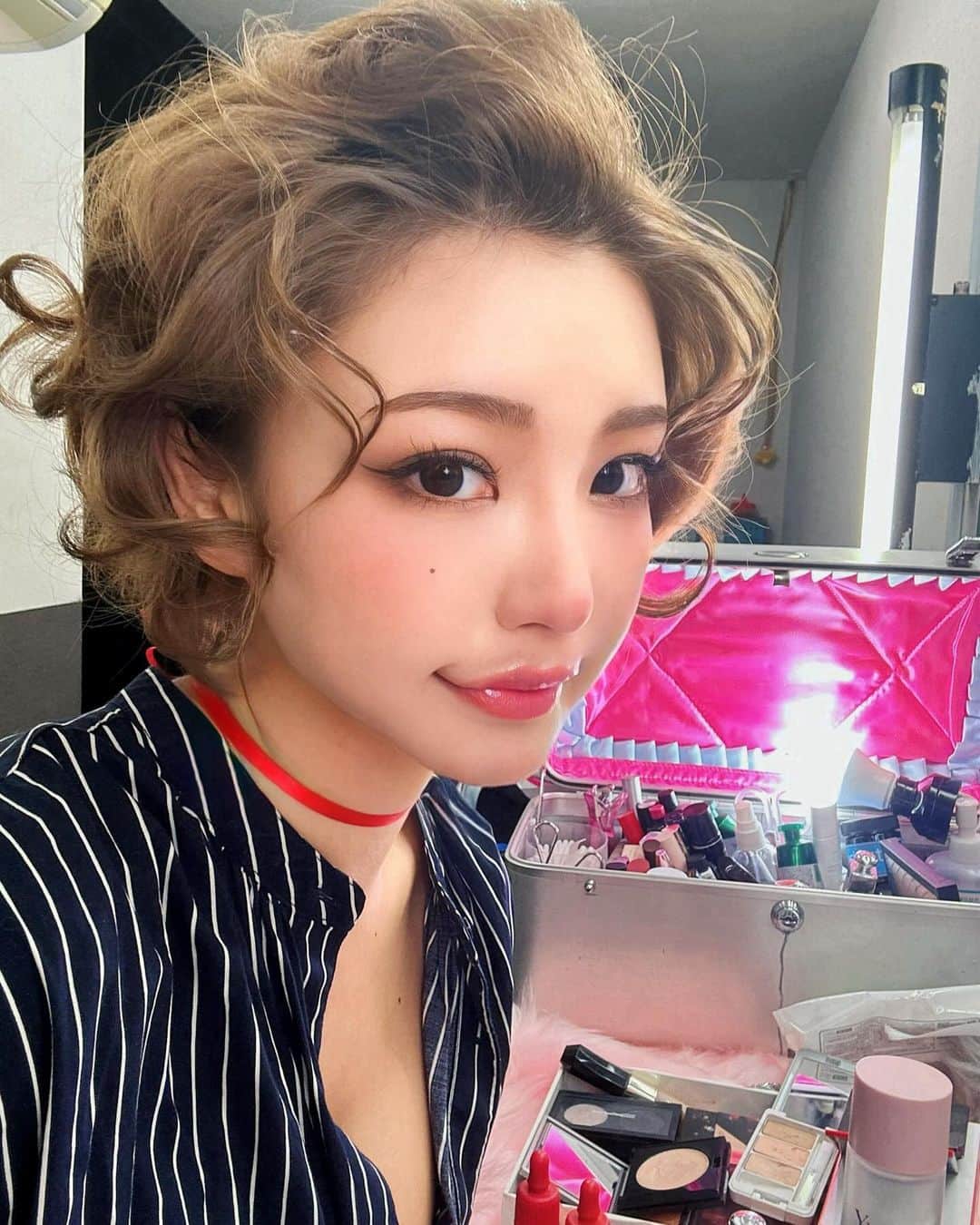 ENAのインスタグラム：「ナミキさん🎀(@akio_namiki )素敵すぎるヘアメイク💄💘 ありがとうございました✨ベティちゃんみたいでお気に入りすぎるのでそのまま帰りました🥰ふふ♥️ww  斉藤さん🍫(@hero.giants16 )プロデュースの、ずっと楽しみだった憧れの撮影に行ってきました📸 はやく皆にみせたいなあ😆✨  帰り道にマネージャーさんと、 青山のおしゃれなカフェに入るともうクリスマスツリーが🎄⭐️ なんだか時間が経つのって早いね…🤭✨  #cyberjapan #サイバージャパン #cjd_ena #新人」