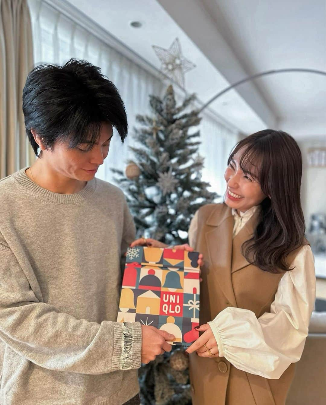 shizuka.watanabeのインスタグラム：「主人に贈るユニクロホリデーギフト🎁  最近筋トレで身体が一回り大きくなった主人に @uniqlo_jp のヒートテックを新調しました！  普通に渡しても良かったんだけど... 今、ユニクロではギフト紙バッグが期間限定（50円）で販売してたからギフトにしてみたよ🎁  👆店頭ではギフトタグが無料でもらえる！  ギフトにするだけで嬉しさ倍増よね♪  #ヒートテックコットンクルーネックT は2色（ホワイト　ネイビー）九分丈が使いやすいし、これからの時期は極暖必須！コットンが気持ち良い〜 【ヒートテックコットンクルーネックT ¥1990】  ヒートテックだけでは物足りないかな？と思って#ヒートテックフェアアイルソックス も追加！ ブルーにしたんだけど...届いたら可愛すぎて他の色も追加したくなっちゃった🩵 【ヒートテックフェアアイルソックス ¥590】  『いつもありがとう♡』  #ユニクロのギフト　#ホリデー　#uniqlo #ユニクロ　#ユニクロ購入品 #ユニクロ購入品 #夫婦　#30代夫婦 #同級生夫婦」