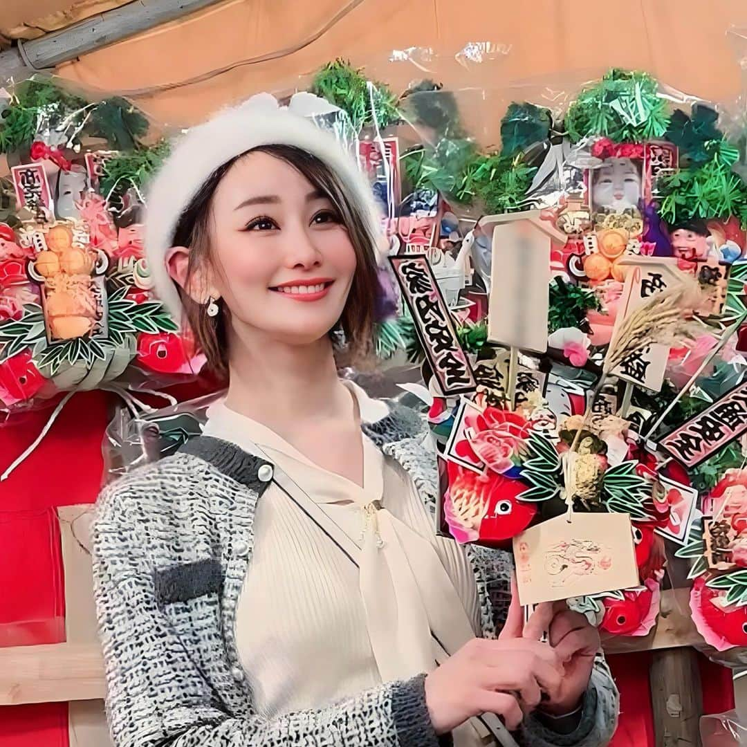 明里ともかさんのインスタグラム写真 - (明里ともかInstagram)「酉の市2023行ってきました！ ご利益有りますように✨ ・ ・ ・ #酉の市  #稲毛神社」11月25日 14時11分 - akaritomoka2016