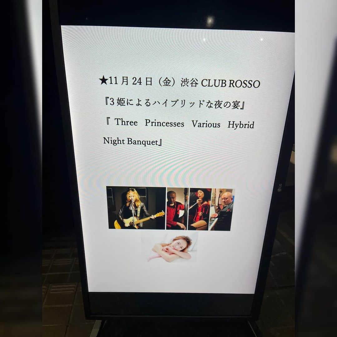 水上真理さんのインスタグラム写真 - (水上真理Instagram)「昨日は 渋谷CLUB ROSSOにて 『Three Princesses Various Hybrid Night Banquet』 ライブでした✨ . まうちゃんと ふたりきりのステージは とても久しぶりで . 懐かしさと頼もしさと 色々と込み上げる想いを 噛み締めながら 歌わせていただきました☺️ . まうちゃんとの出逢いは 13年前。 . 可愛くて謙虚な姿勢とは裏腹に 凛としてかっこよく エレキギターを掻き鳴らす姿に すっかり惚れてしまい 沢山のステージで一緒に 思い出を作ってきました✨ . 産休を経て ママになったまうちゃんは 変わらない魅力はそのままに 頼もしさが増したように感じます☺️ . 来年は まうちゃんのエレキギター🎸も みんなにお届けできるように 今から計画中です♡ . ライブに駆けつけてくれた いつもの笑顔に感謝です✨ . 渋谷CLUB ROSSOさま 素敵な空間と音作り ありがとうございました✨ . ステージを盛り上げてくださった ナツミ ソロ （ROCK Singer）さま Char久枝 Jazz trio （Jazz）さま ライブを企画してくださった Naoyuliさん ありがとうございました✨ . 次回のライブは 12/30 12:30スタート予定です😆✨ . 一緒に 最高の忘年会ライブで 盛り上がりましょう✨✨ . #smile  #happiness  #love  #live  #singer  #thanks」11月25日 14時15分 - mari_komorebi